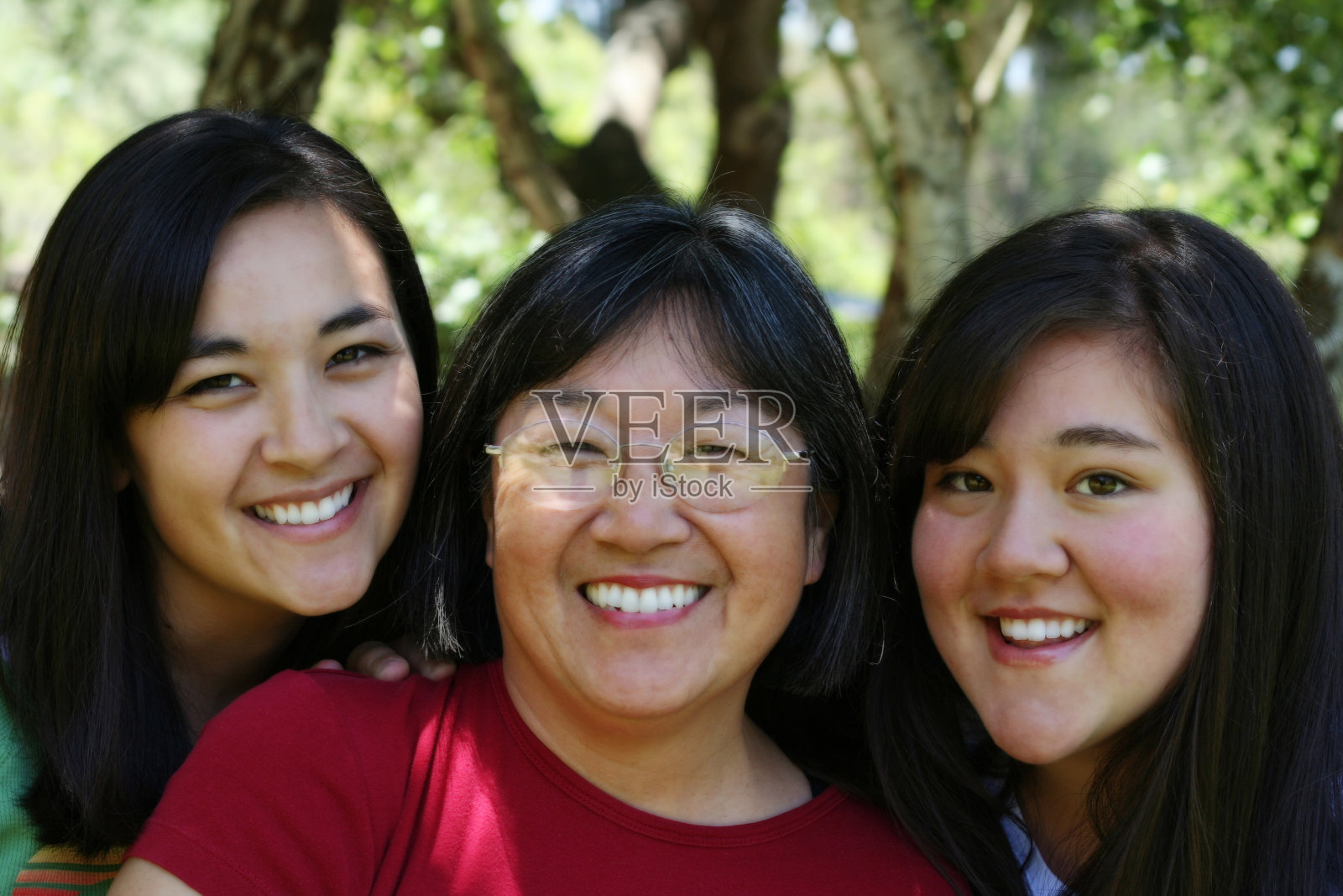 亚洲母亲和她的两个女儿照片摄影图片