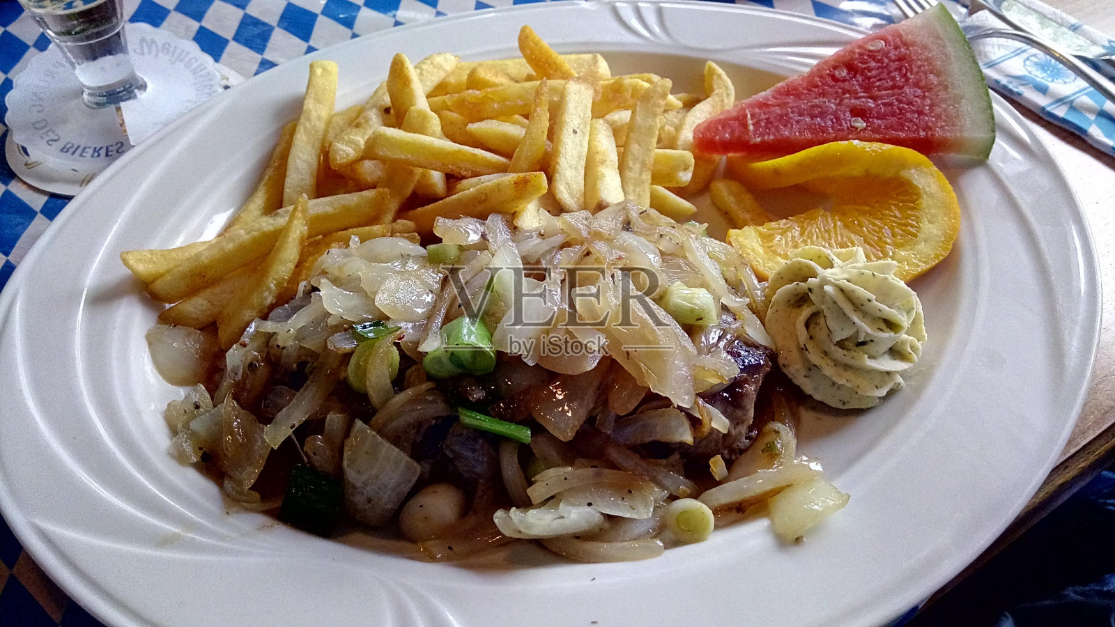 巴伐利亚:慕尼黑烤洋葱配炸薯条和洋葱釉照片摄影图片