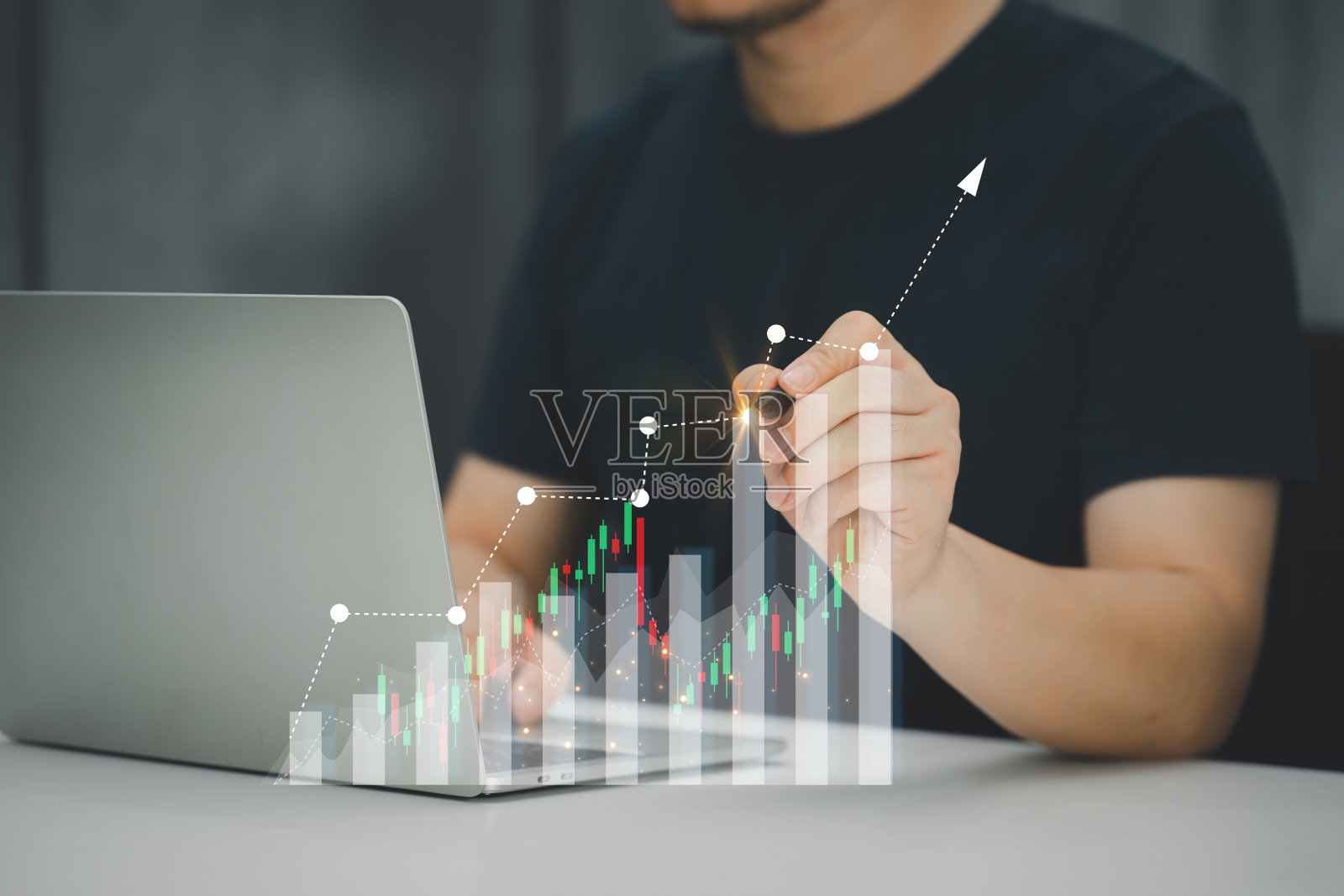 商人或会计师使用笔记本电脑在数据图上分析金融投资、业务和营销增长。会计、经济学和商业分析的概念。照片摄影图片