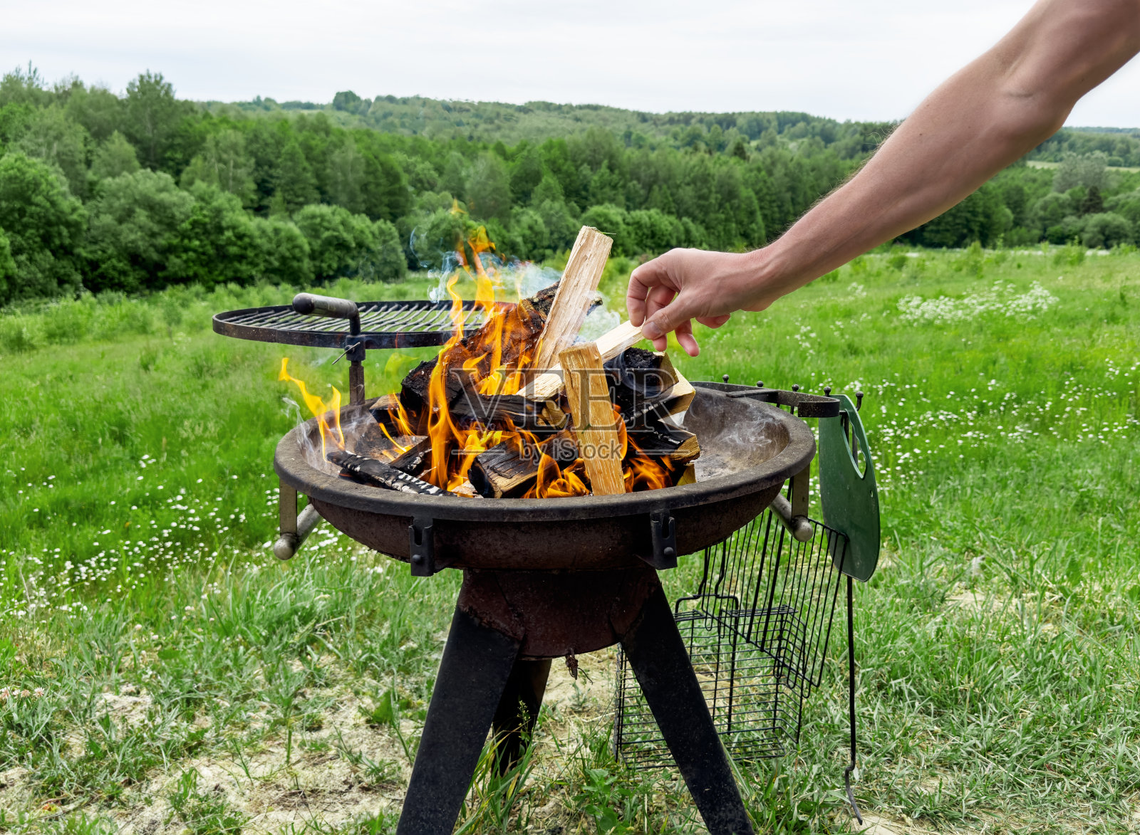 烧烤烧烤火在夏天的自然。手动烧烤机照片摄影图片