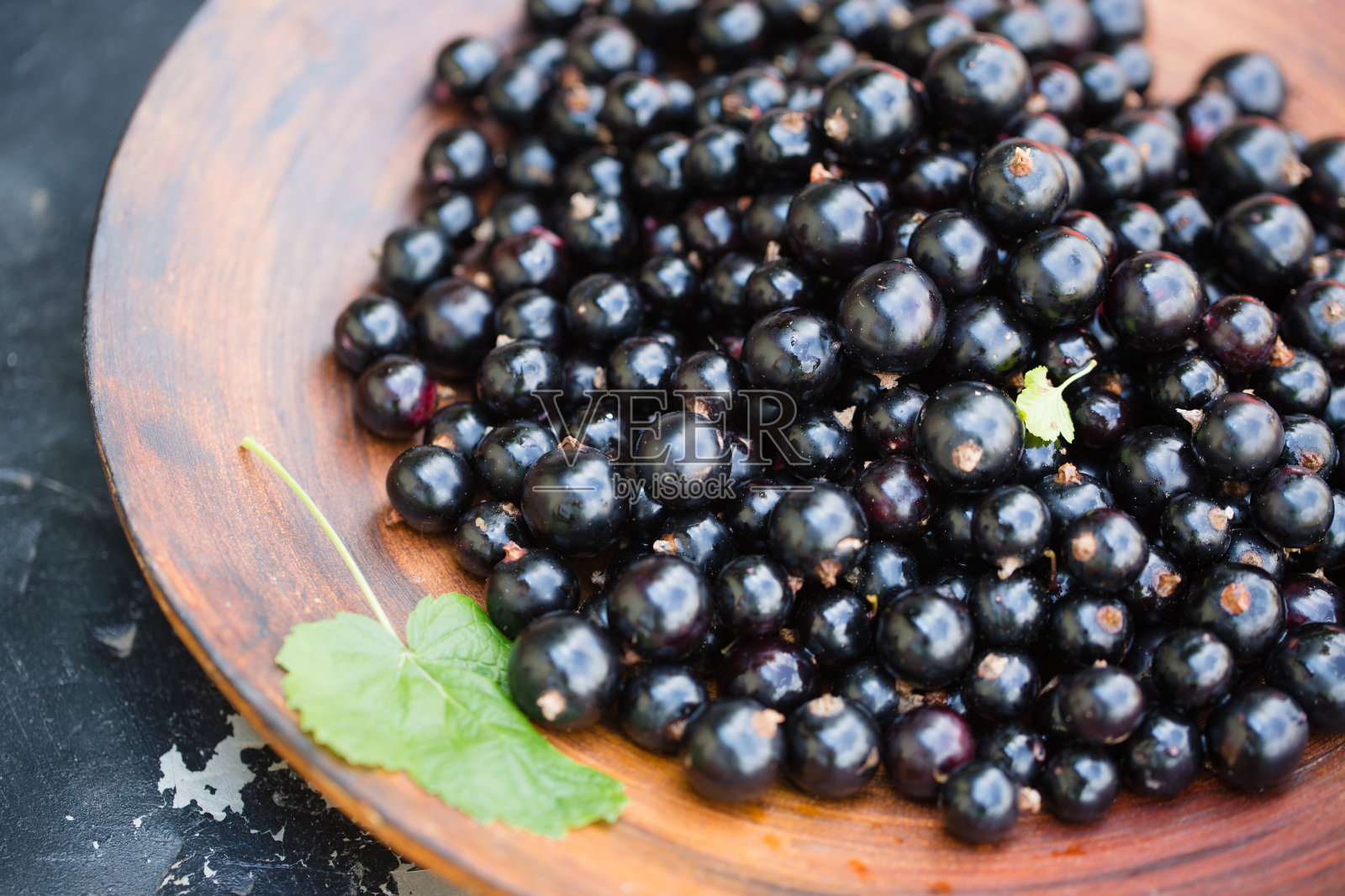 木碗里的黑加仑子照片摄影图片