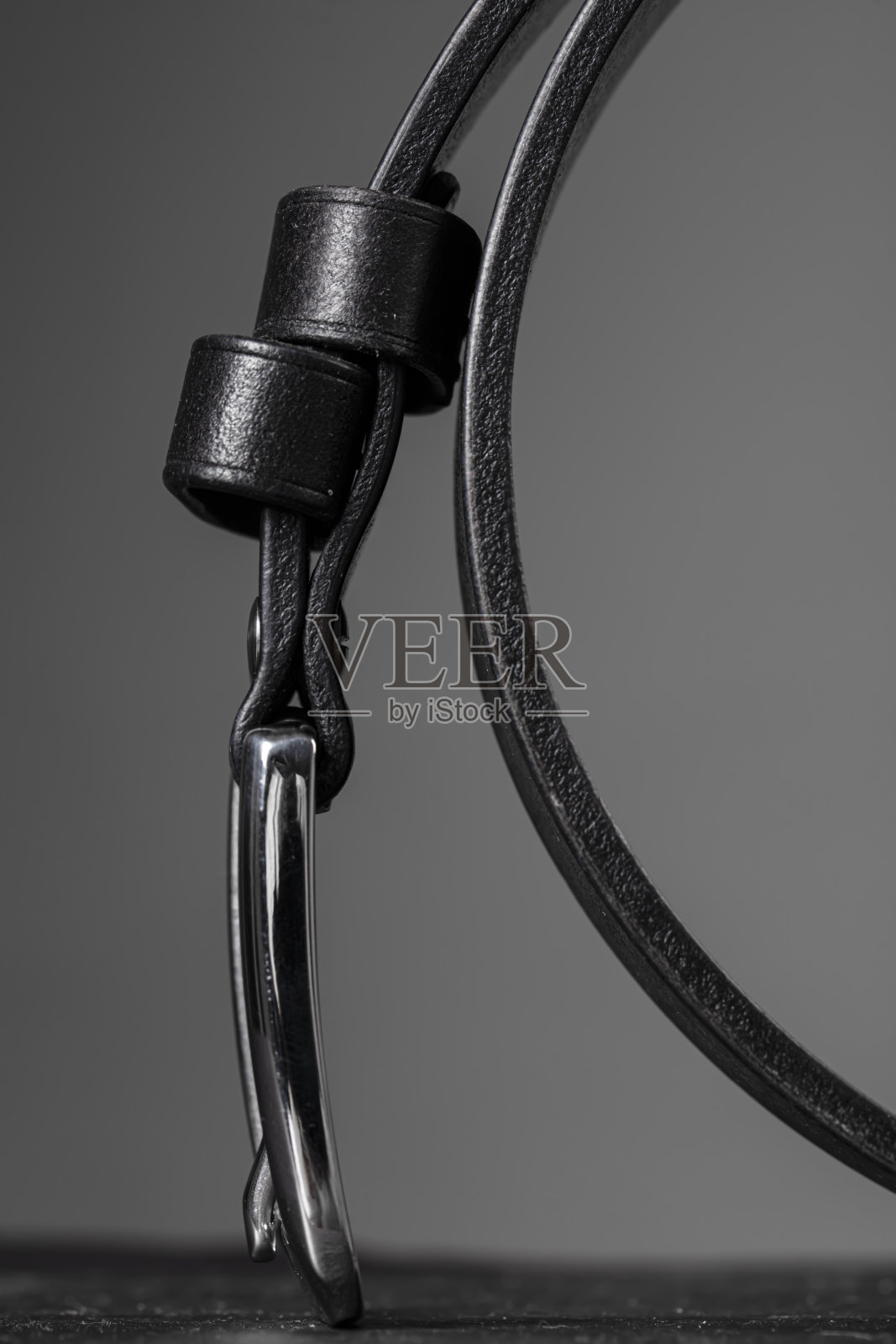 灰色背景上的部分男士皮带。照片摄影图片