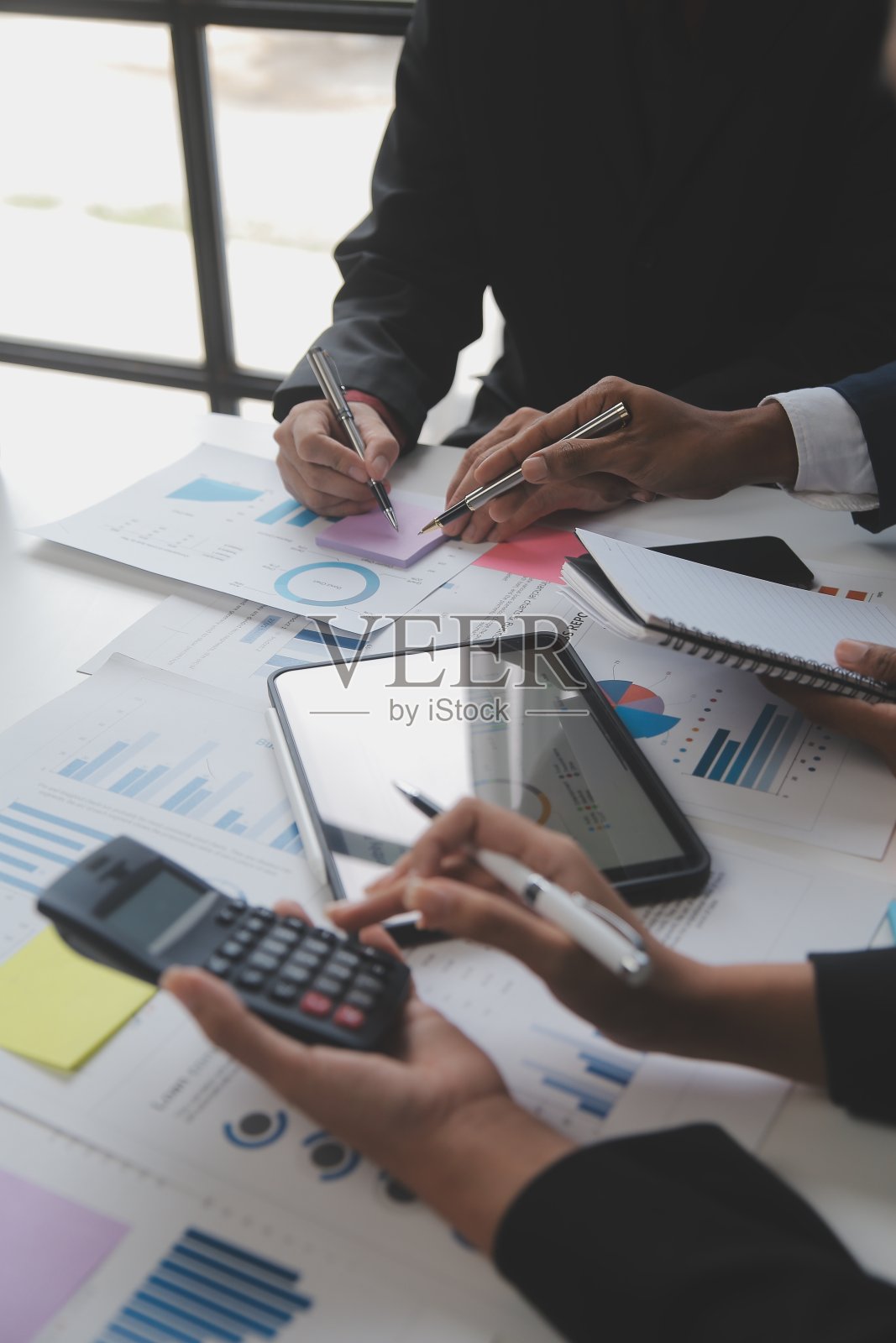 业务团队用现代笔记本电脑分析收入图表的近景。业务分析和战略概念。照片摄影图片