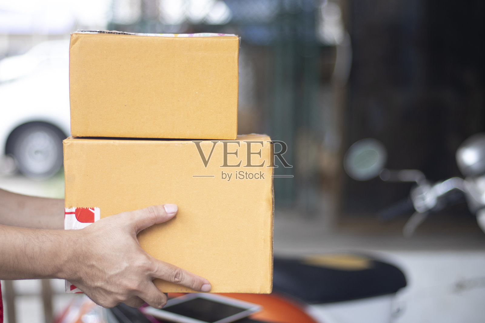 送货员拿着一个棕色箱子照片摄影图片