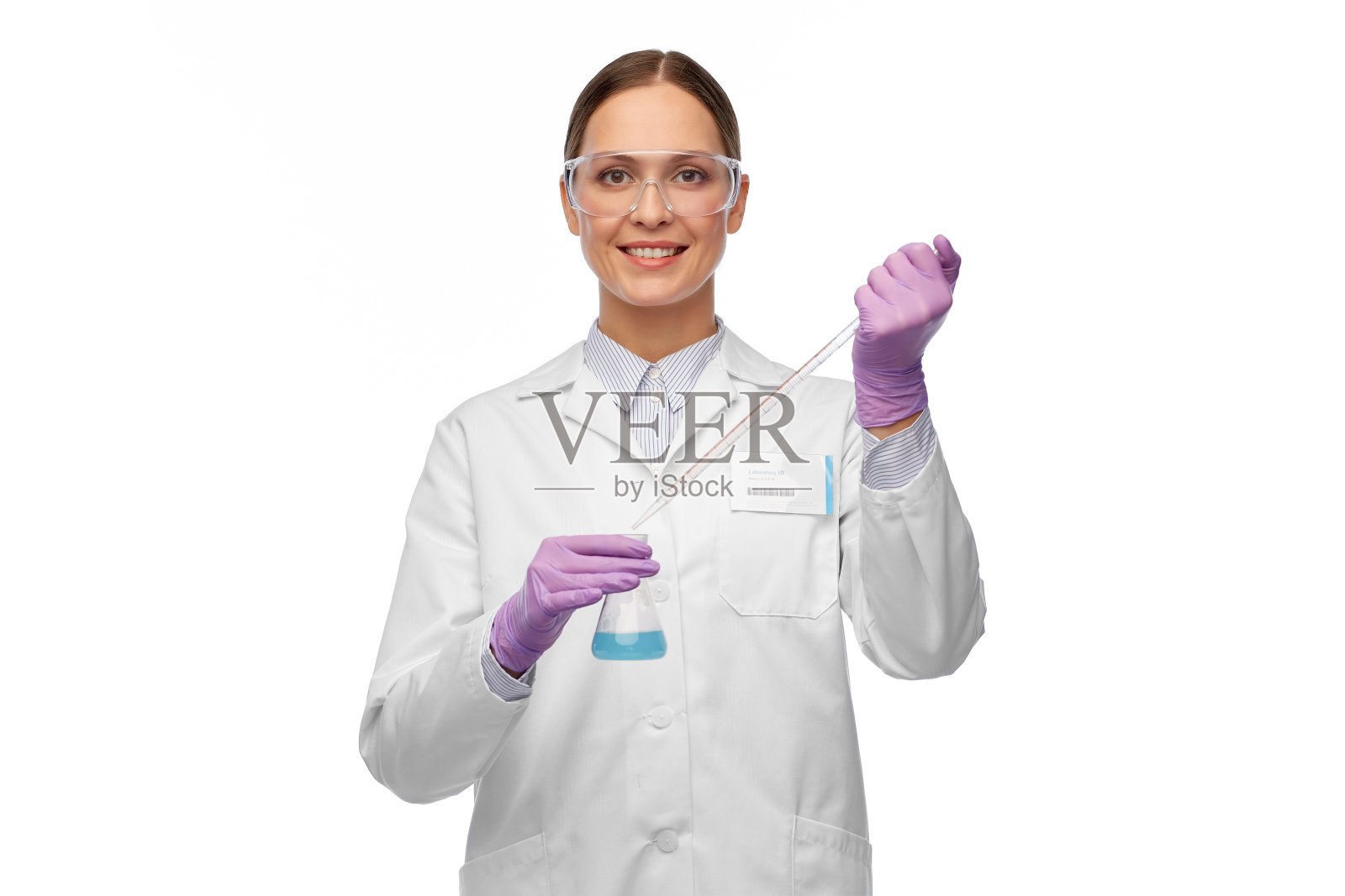 女科学家戴着护目镜,瓶子里装着化学药品照片摄影图片