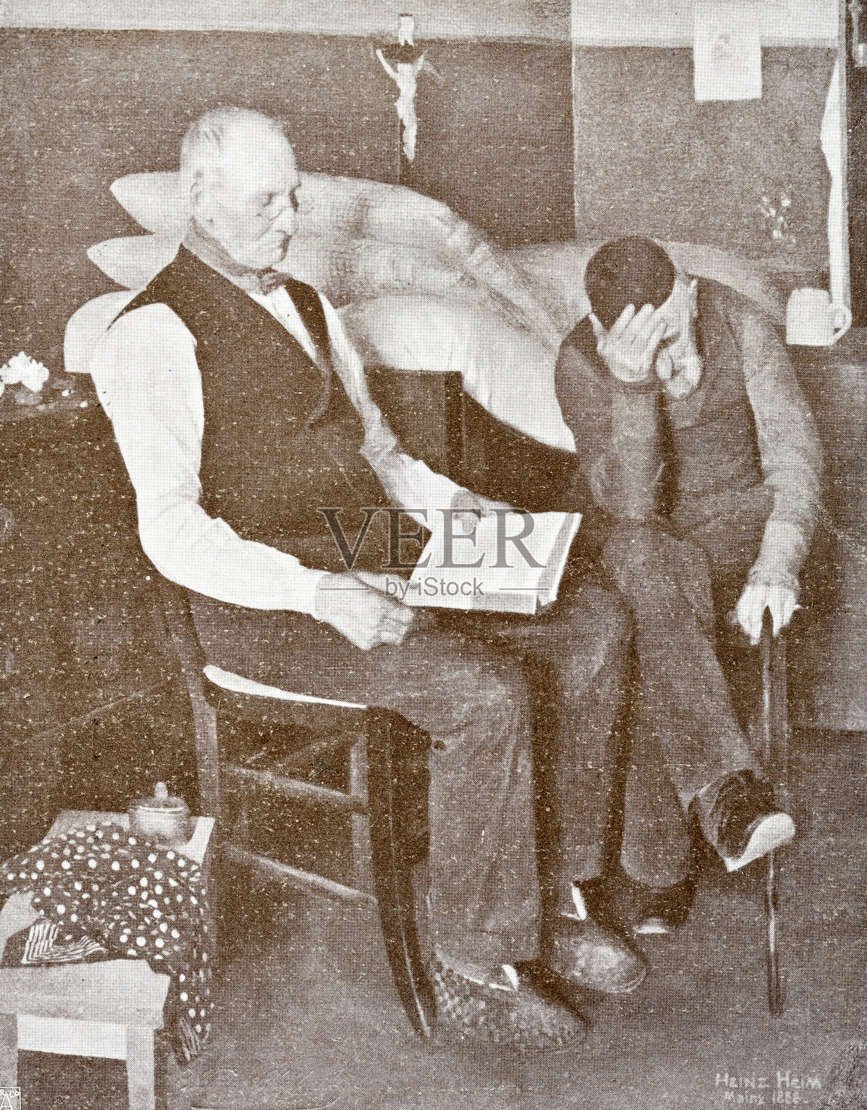 两个年长的男人在卧室里看书,一个把手放在脸前,弯腰坐着插画图片素材