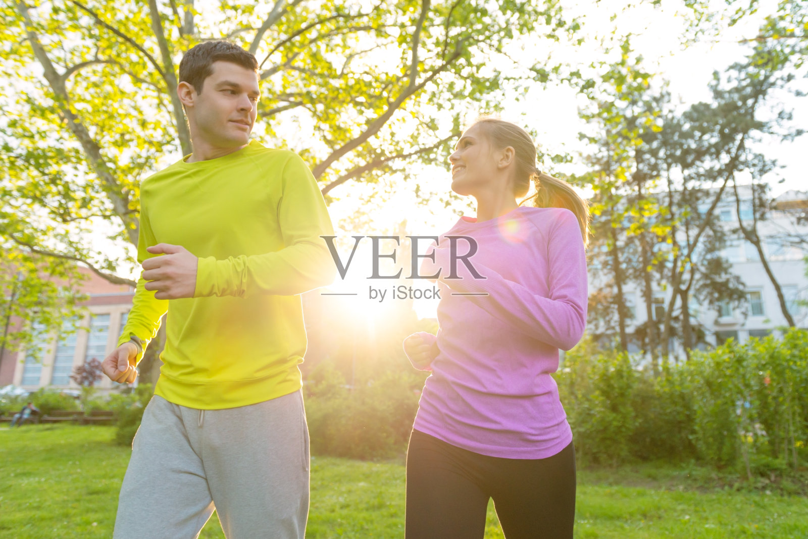 年轻夫妇慢跑照片摄影图片