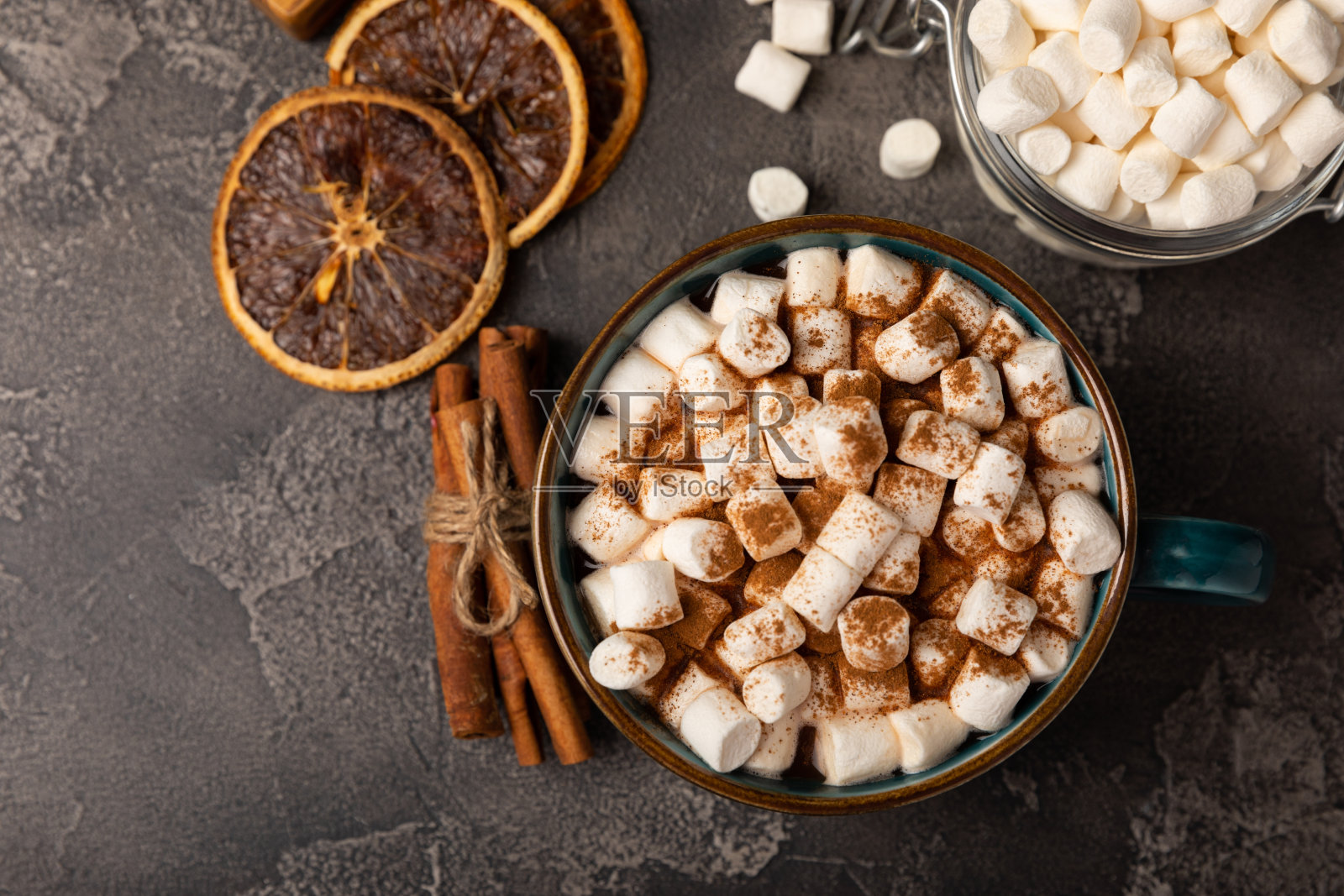 一杯可口的可可饮料和杯子里的棉花糖。调味料和棉花糖用于冬季饮料。冬季热饮。热巧克力加棉花糖和香料。副本的空间。照片摄影图片