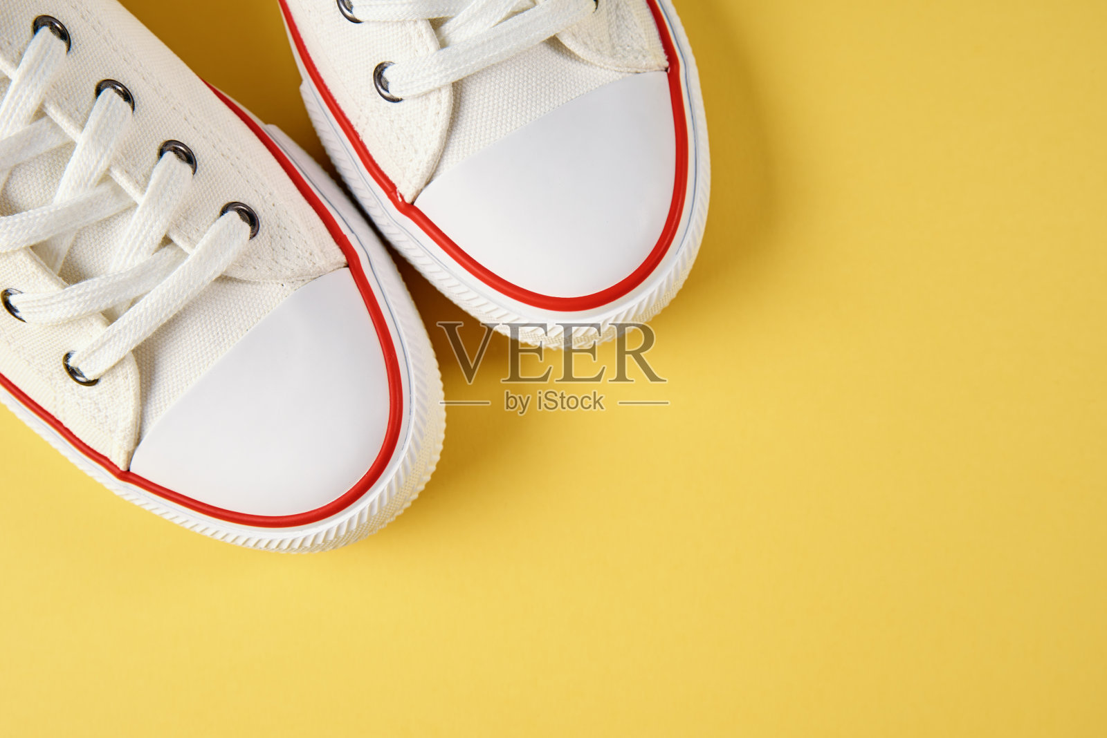 休闲运动鞋在黄色背景,创意极简主义照片摄影图片