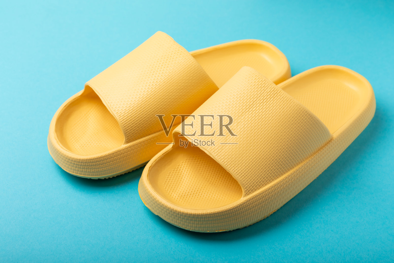 时尚的橡胶拖鞋的背景。更换鞋子。沙滩鞋。副本的空间。放文字的地方。照片摄影图片