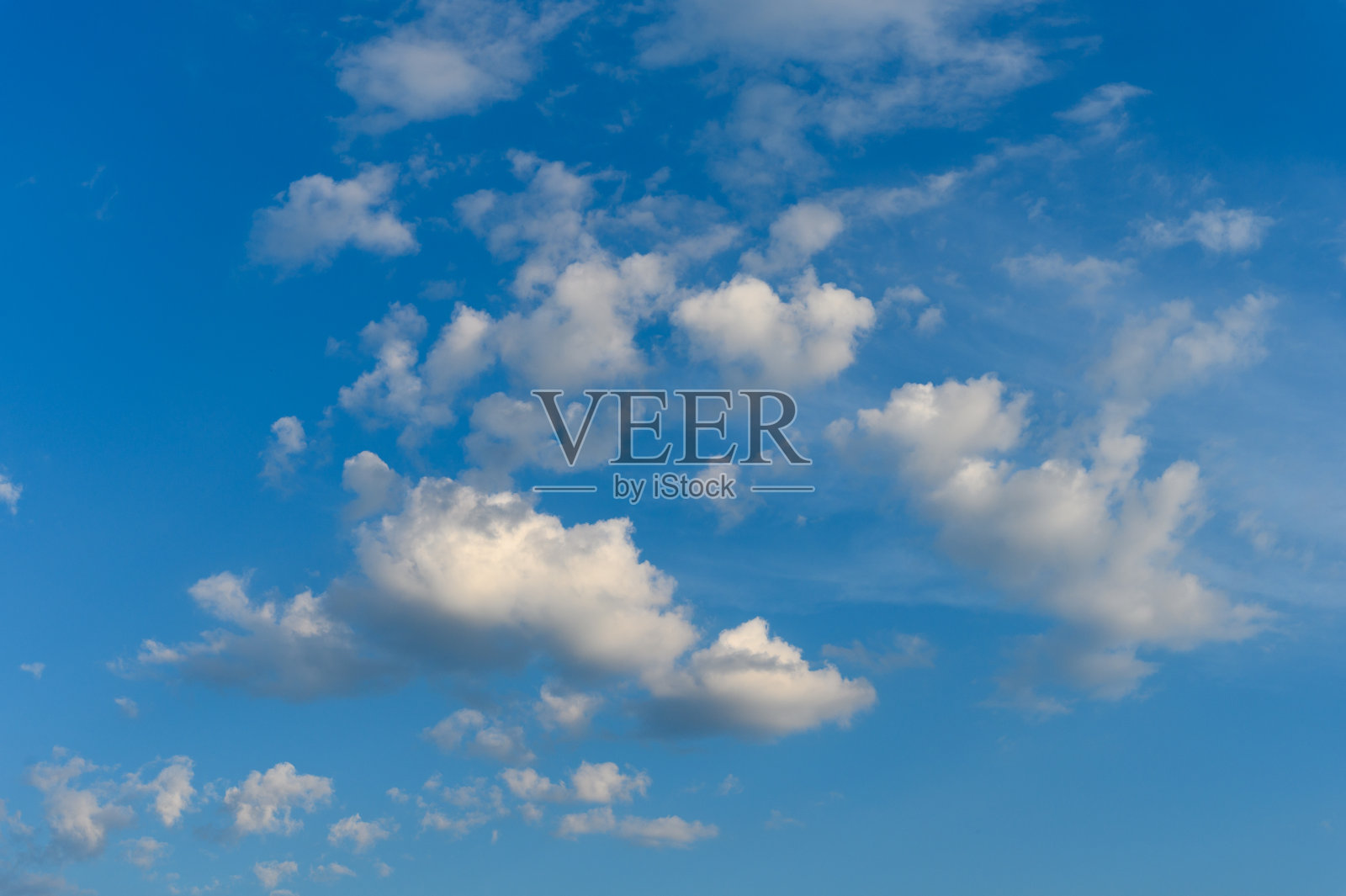 美丽的白云,湛蓝的天空,自然的概念。照片摄影图片