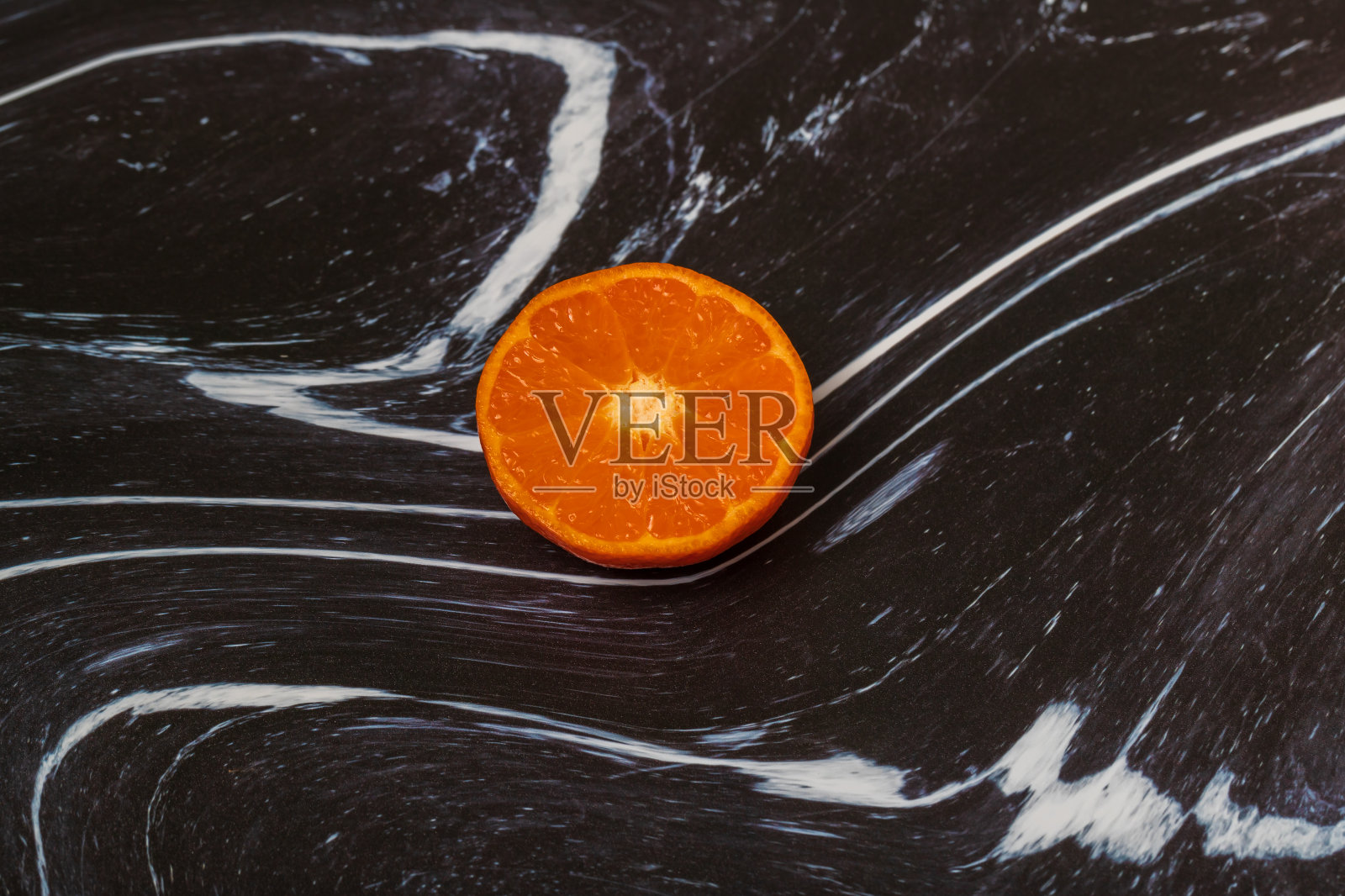 黑色背景上的橘色车轮。背景是黑白的。照片摄影图片