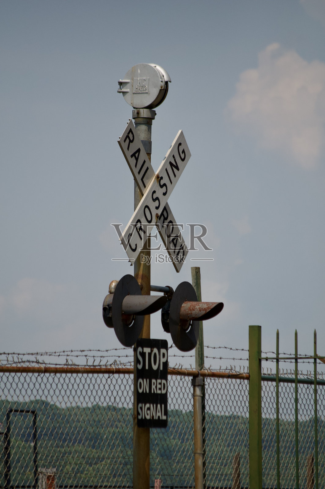 有灯的铁路道口标志照片摄影图片