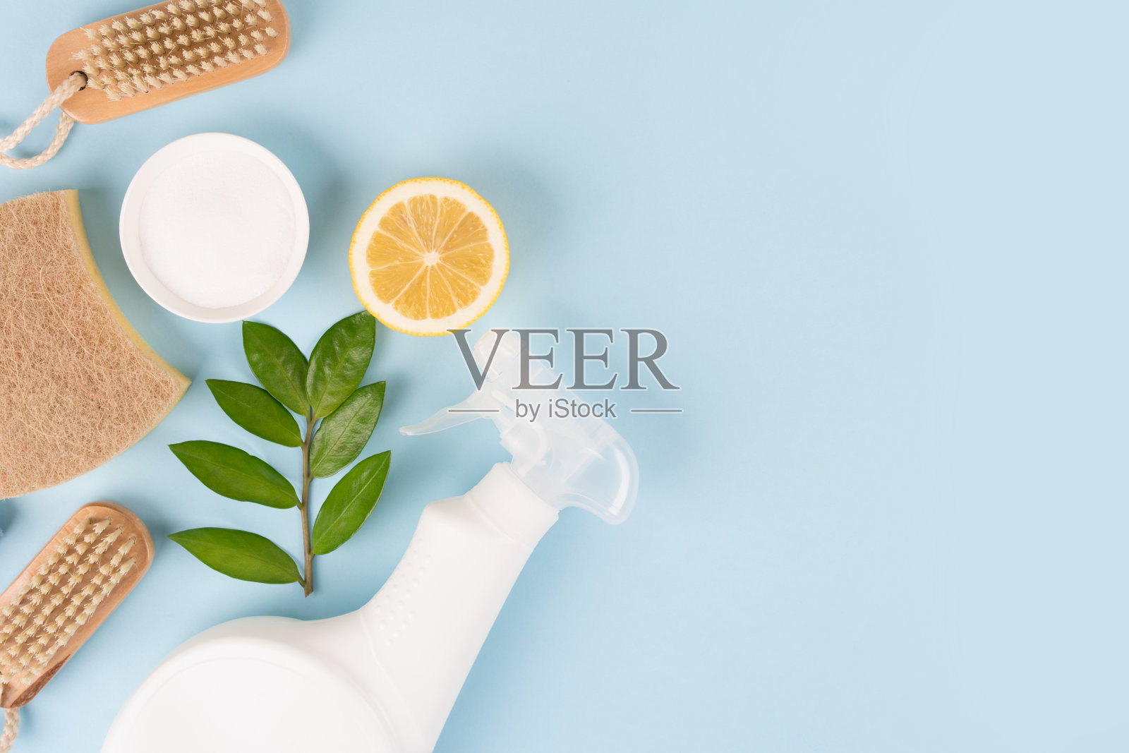 自制的临时清洁产品。有机生物洗洁精产品,自制清洁洗涤理念。天然家用清洁剂-喷瓶,小苏打,柠檬,柠檬酸在蓝色的背景与复制空间照片摄影图片