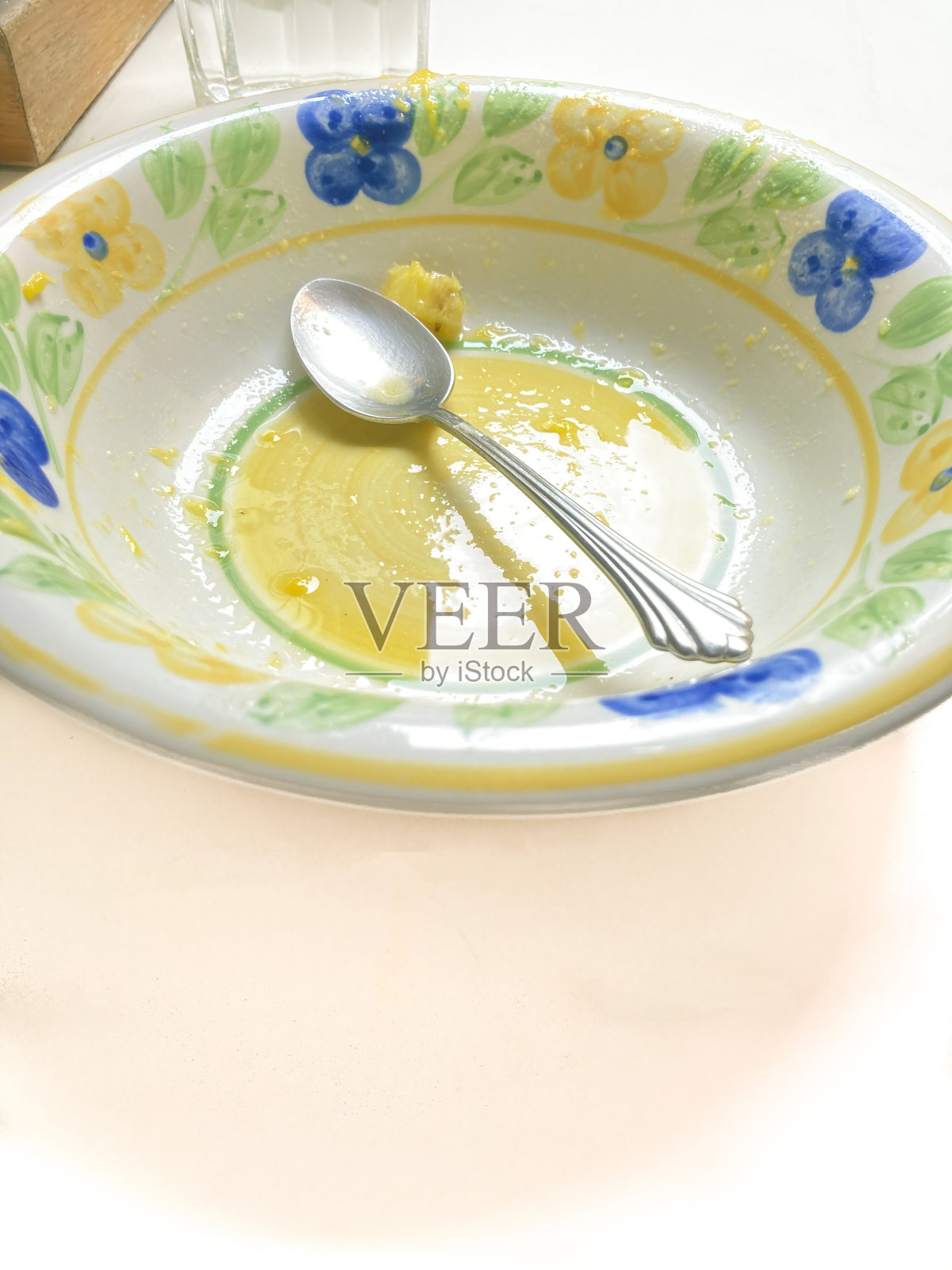 空盘子和金属勺子照片摄影图片