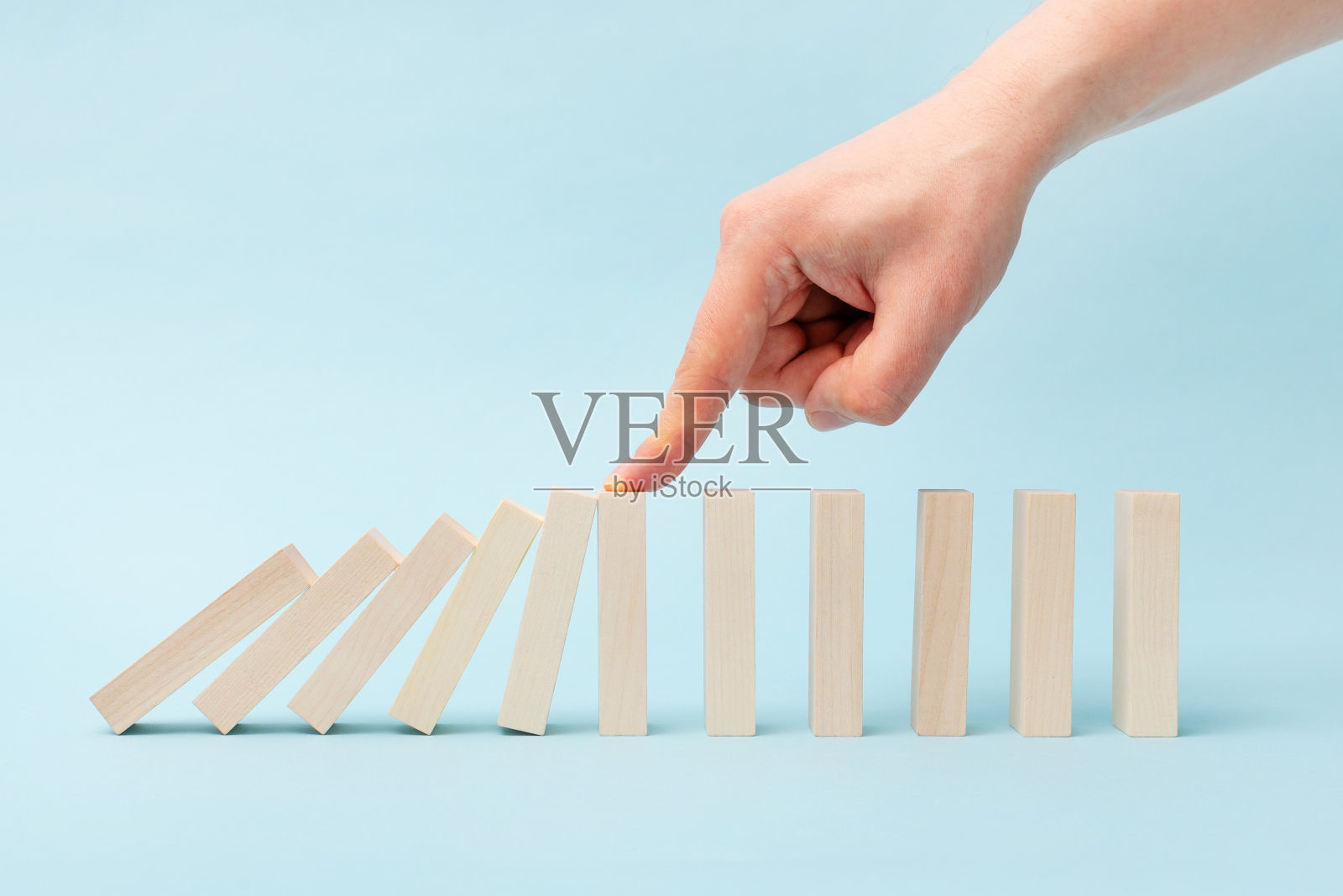 多米诺企业风险、危机效应概念照片摄影图片