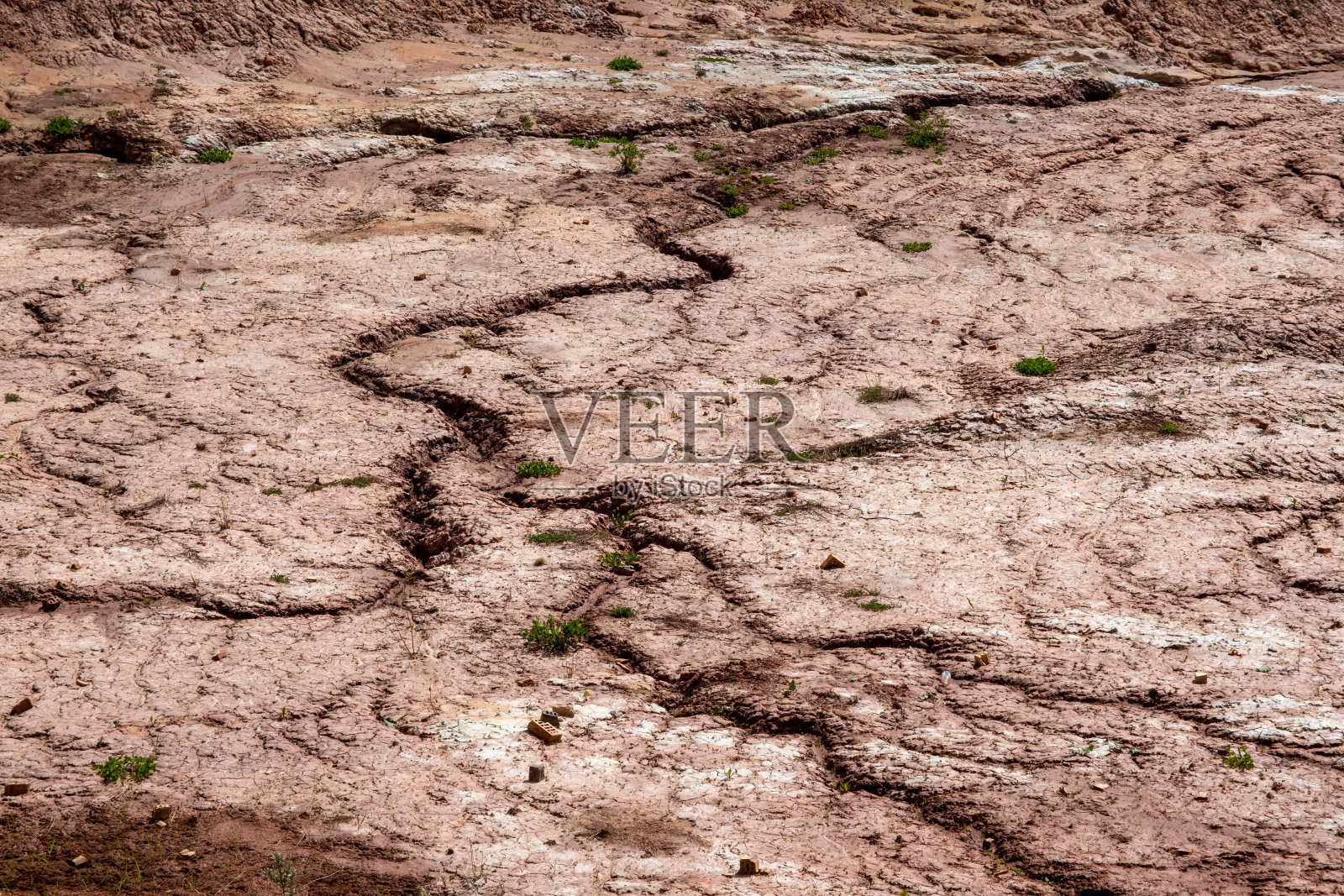 红粘土采石场。粘土采石场。土岩石正在挖掘建筑材料。大地自然景观优美。采石场用砂、装砂、地下水。照片摄影图片