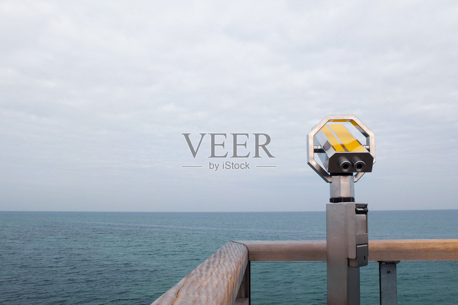 波罗的海海岸上的一对硬币双筒望远镜照片摄影图片