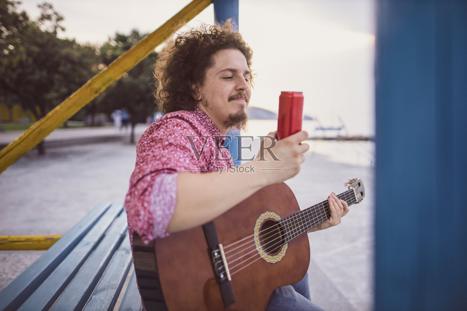 夏日夕阳和海边的清新照片摄影图片