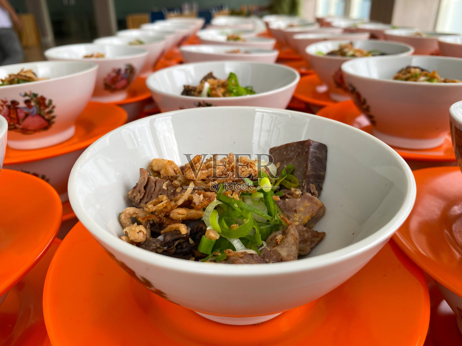 在一个碗里排或堆索托或索托。望加锡市的印尼传统美食照片摄影图片