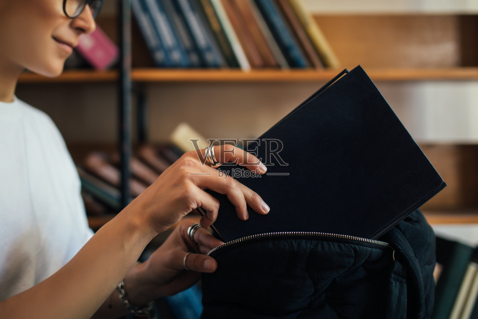 在公共图书馆学习和读书的学生。照片摄影图片