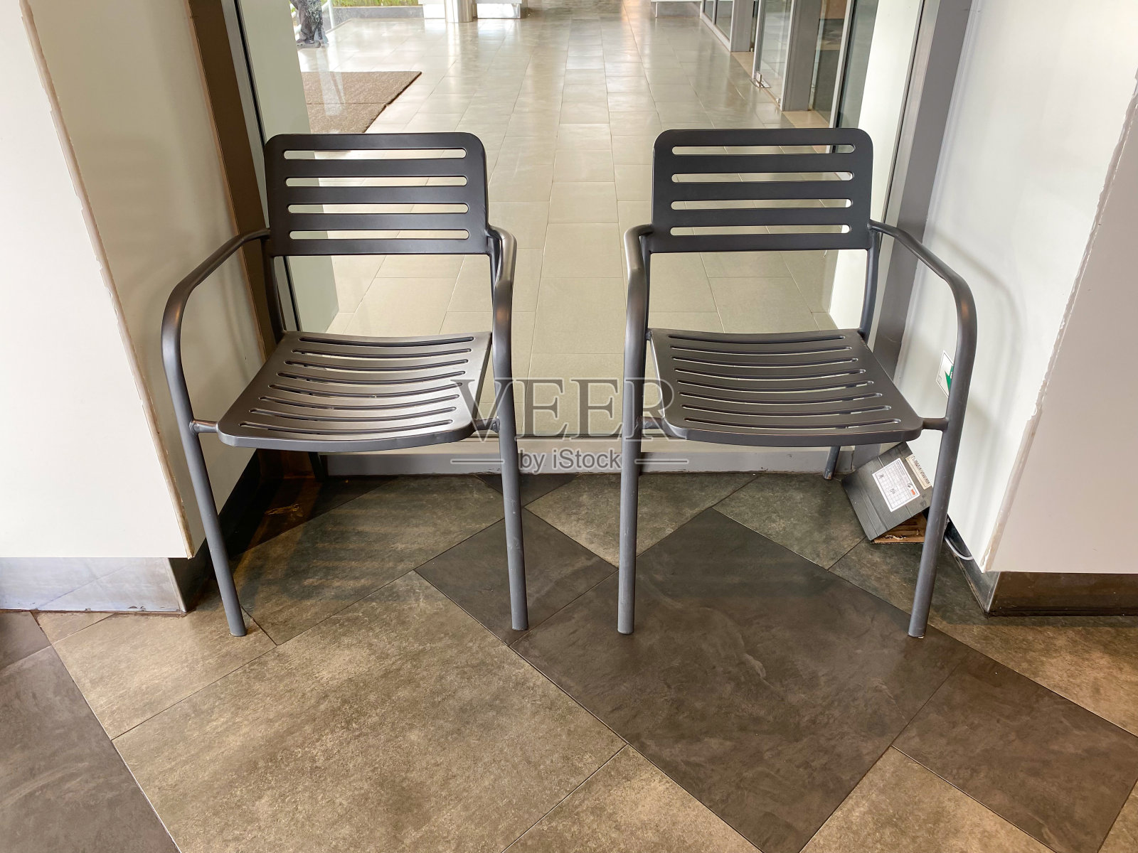 玻璃背景下的两把空椅子照片摄影图片