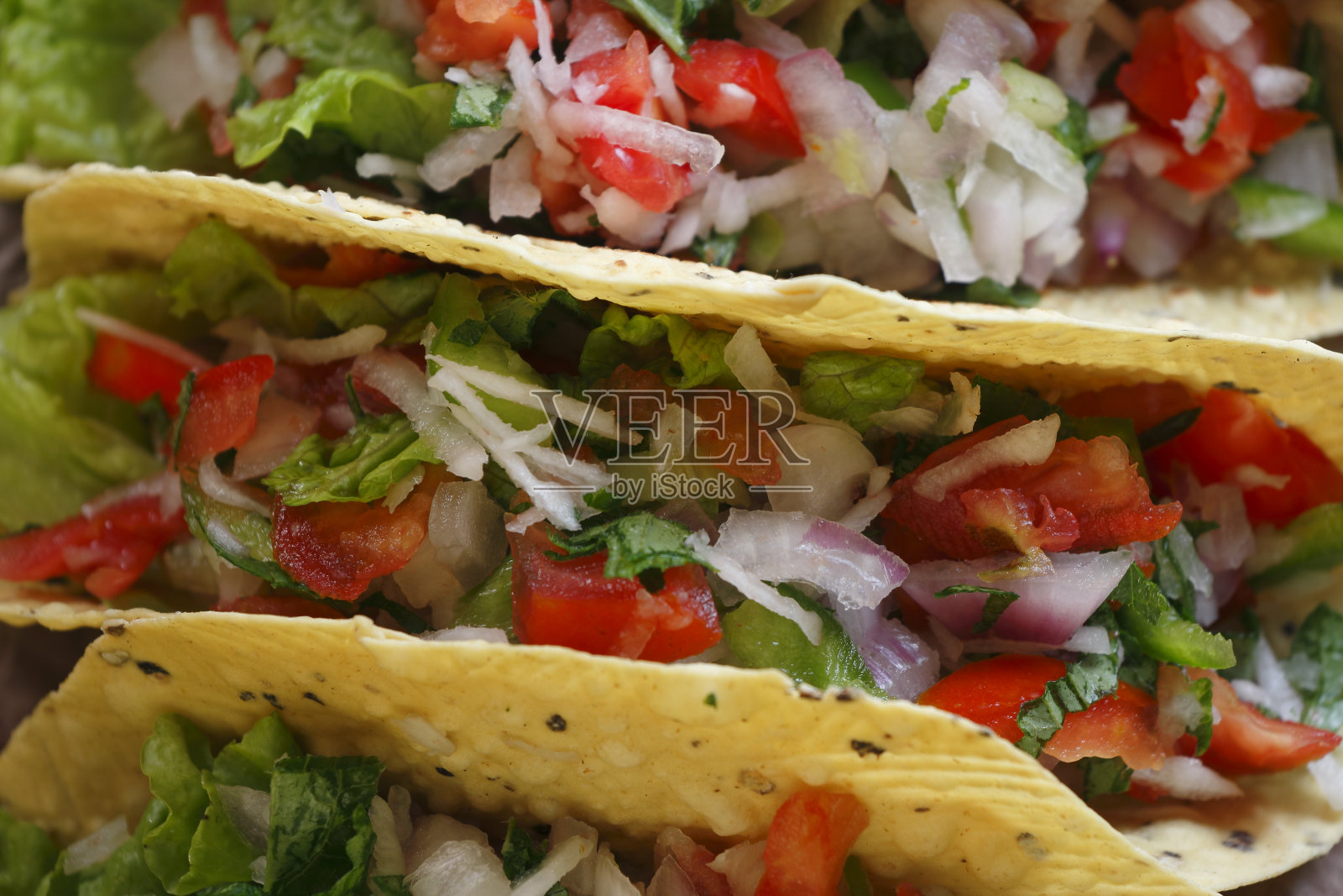 脆脆的蔬菜玉米卷照片摄影图片