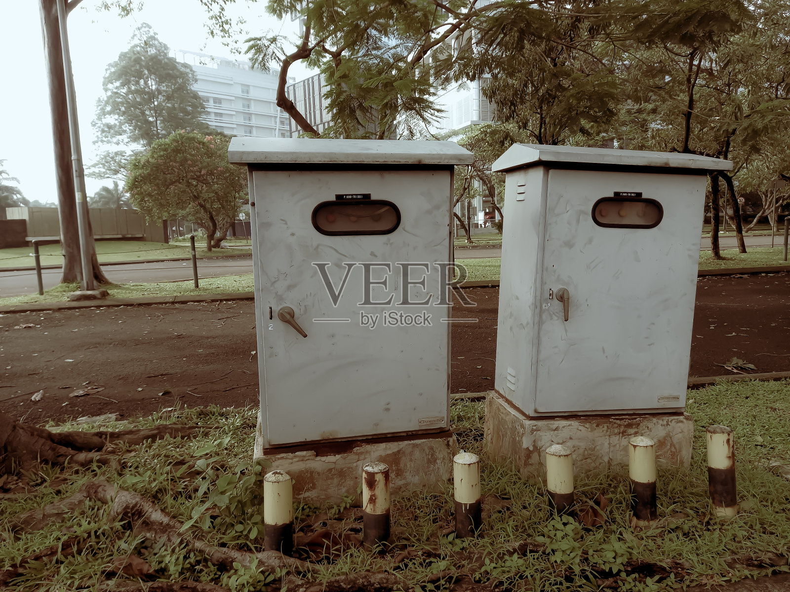 路边面板箱。照片摄影图片
