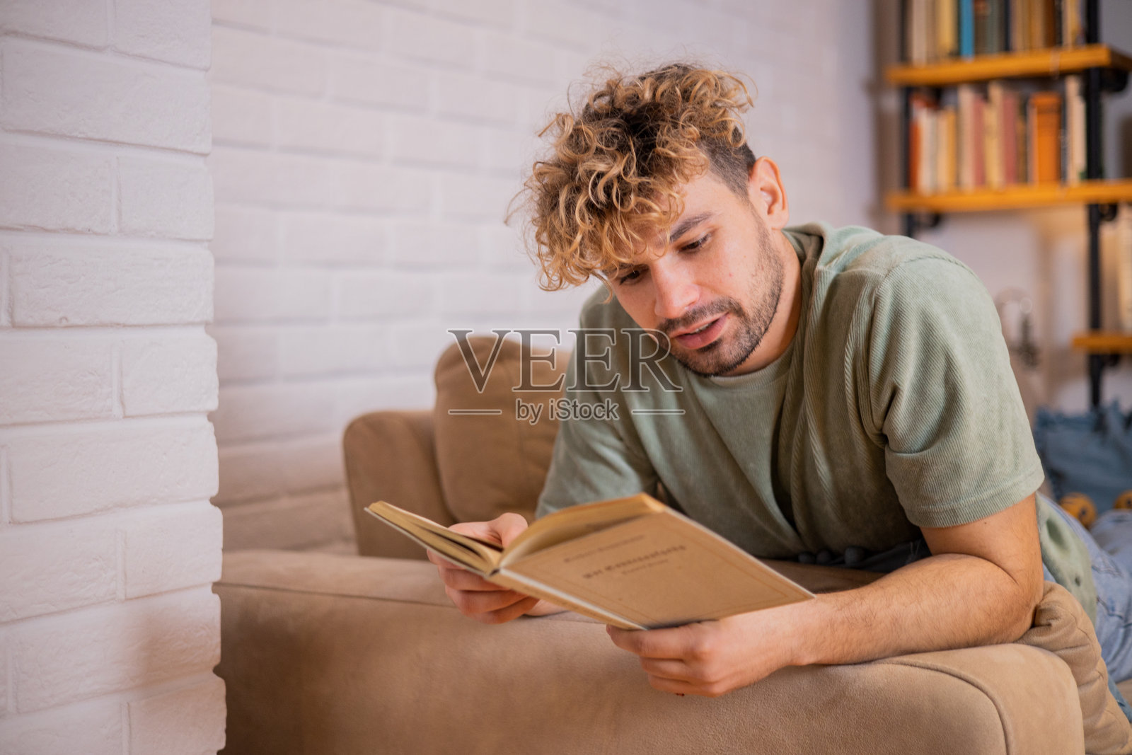 年轻人正在看书照片摄影图片