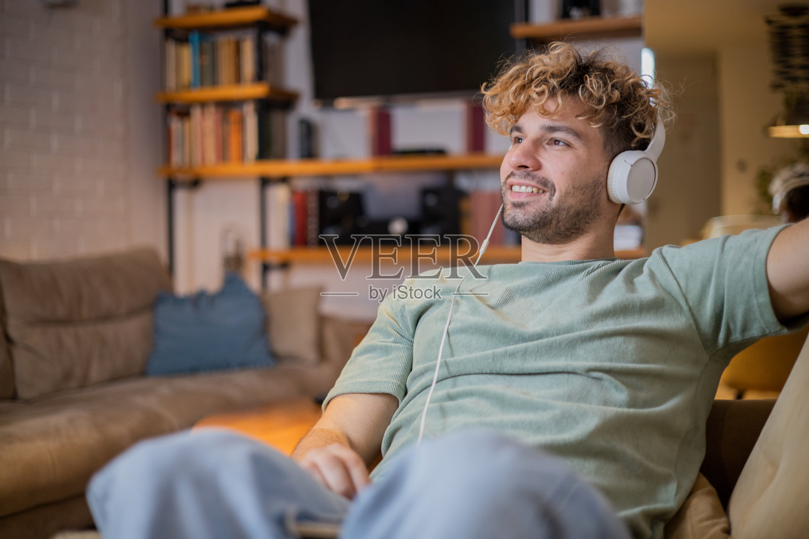 年轻人喜欢听音乐照片摄影图片