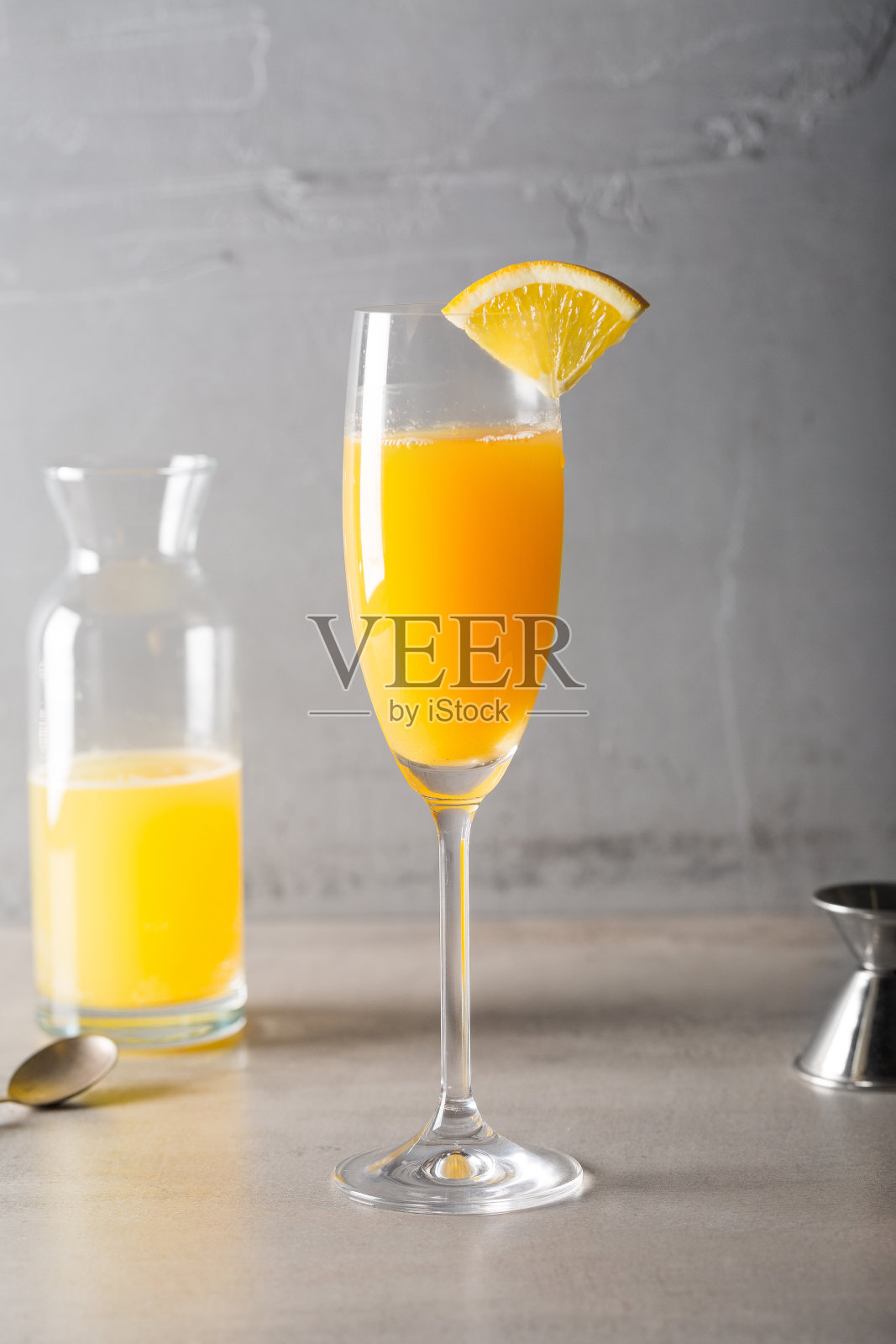 自制含羞草鸡尾酒,加香槟或起泡酒和新鲜橙汁照片摄影图片