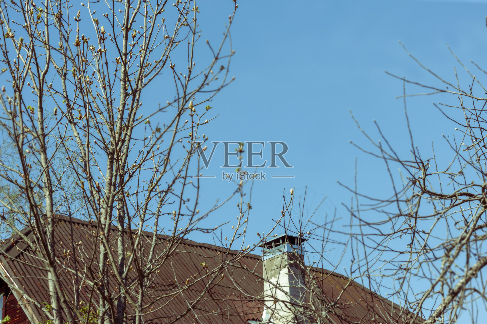 带烟囱的屋顶照片摄影图片