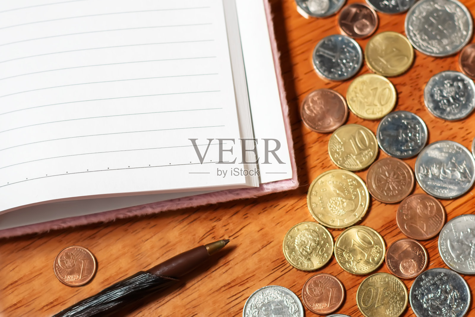 一张白纸,上面有铅笔和硬币照片摄影图片