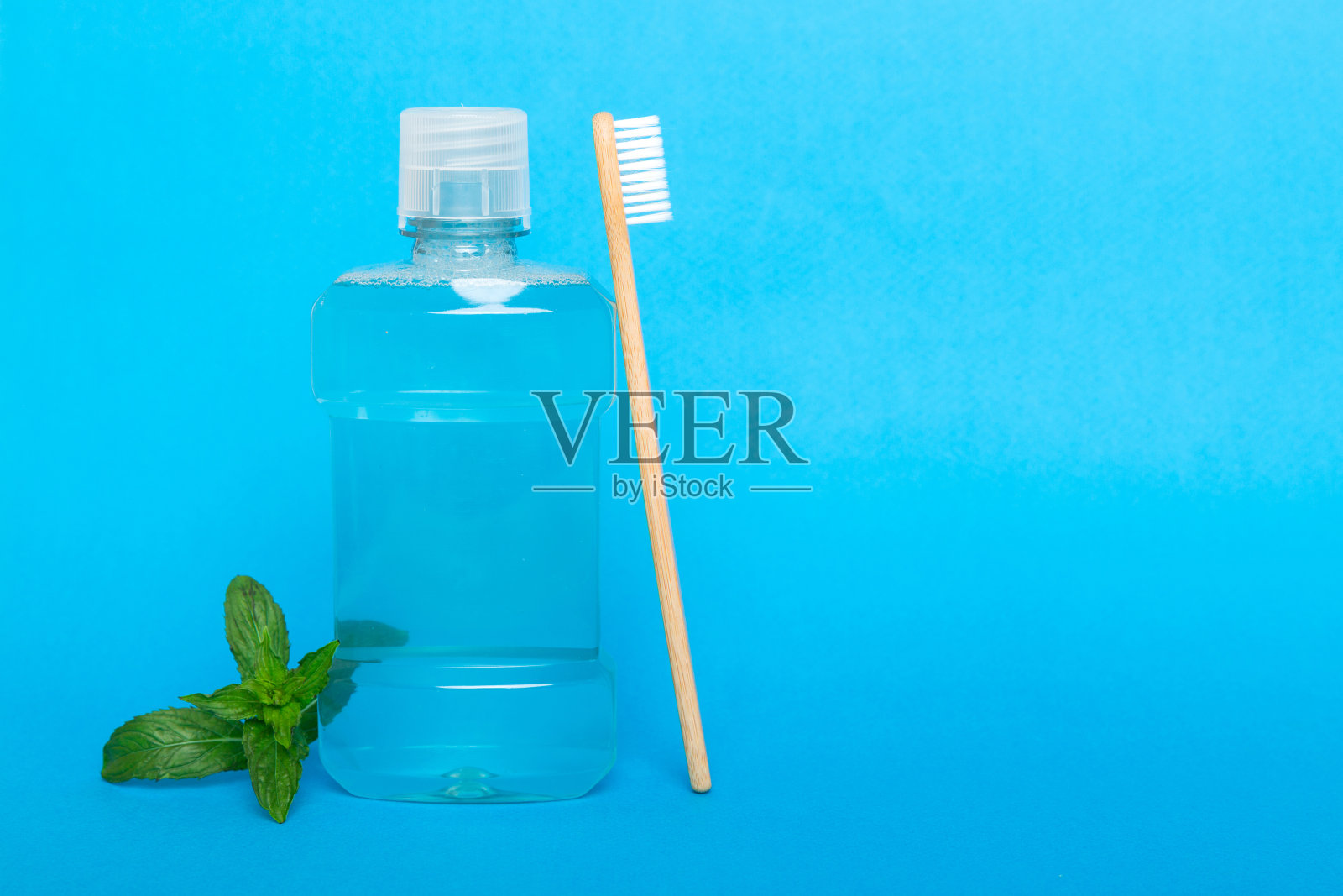 漱口水和新鲜薄荷在彩色背景上,顶部视图与文本的复制空间照片摄影图片