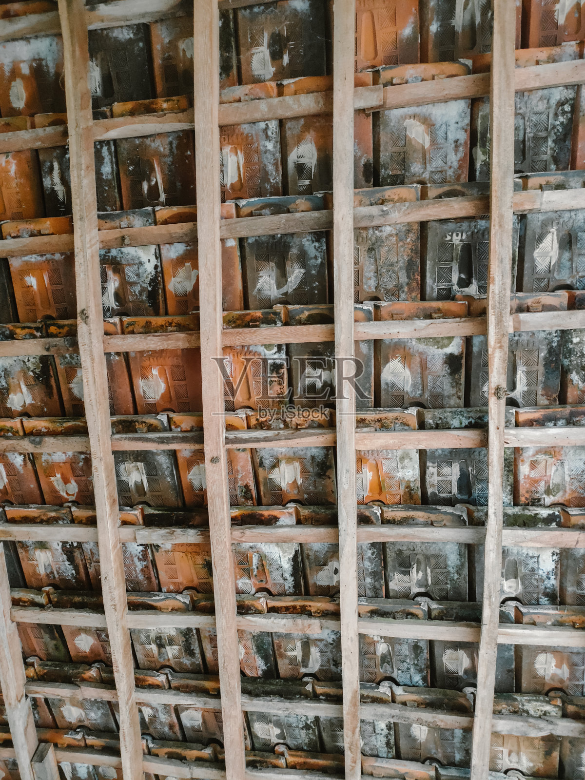 传统的印尼老瓦屋顶照片摄影图片