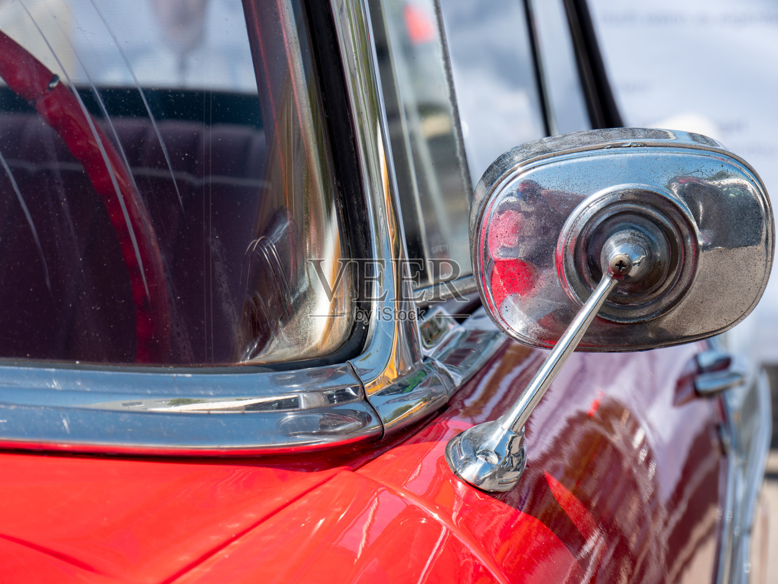 德国- 2023年7月8日:1956年雪佛兰Bel Air的后视镜照片摄影图片