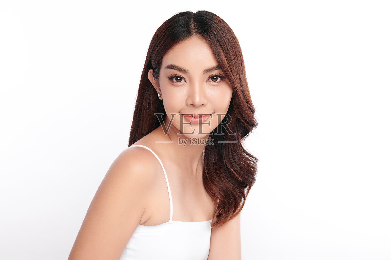 美丽年轻的亚洲女性,干净清新的皮肤在白色的背景,面部护理,面部护理,美容,美容和水疗,亚洲女性肖像。照片摄影图片