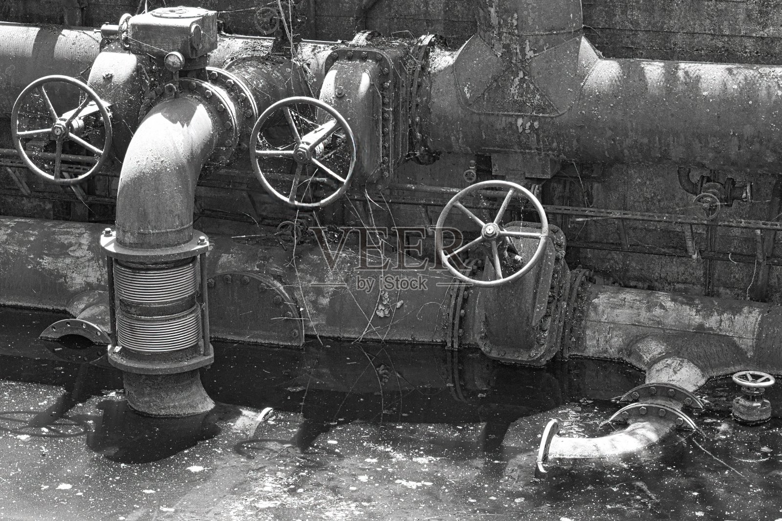 废弃工业中的旧管道照片摄影图片