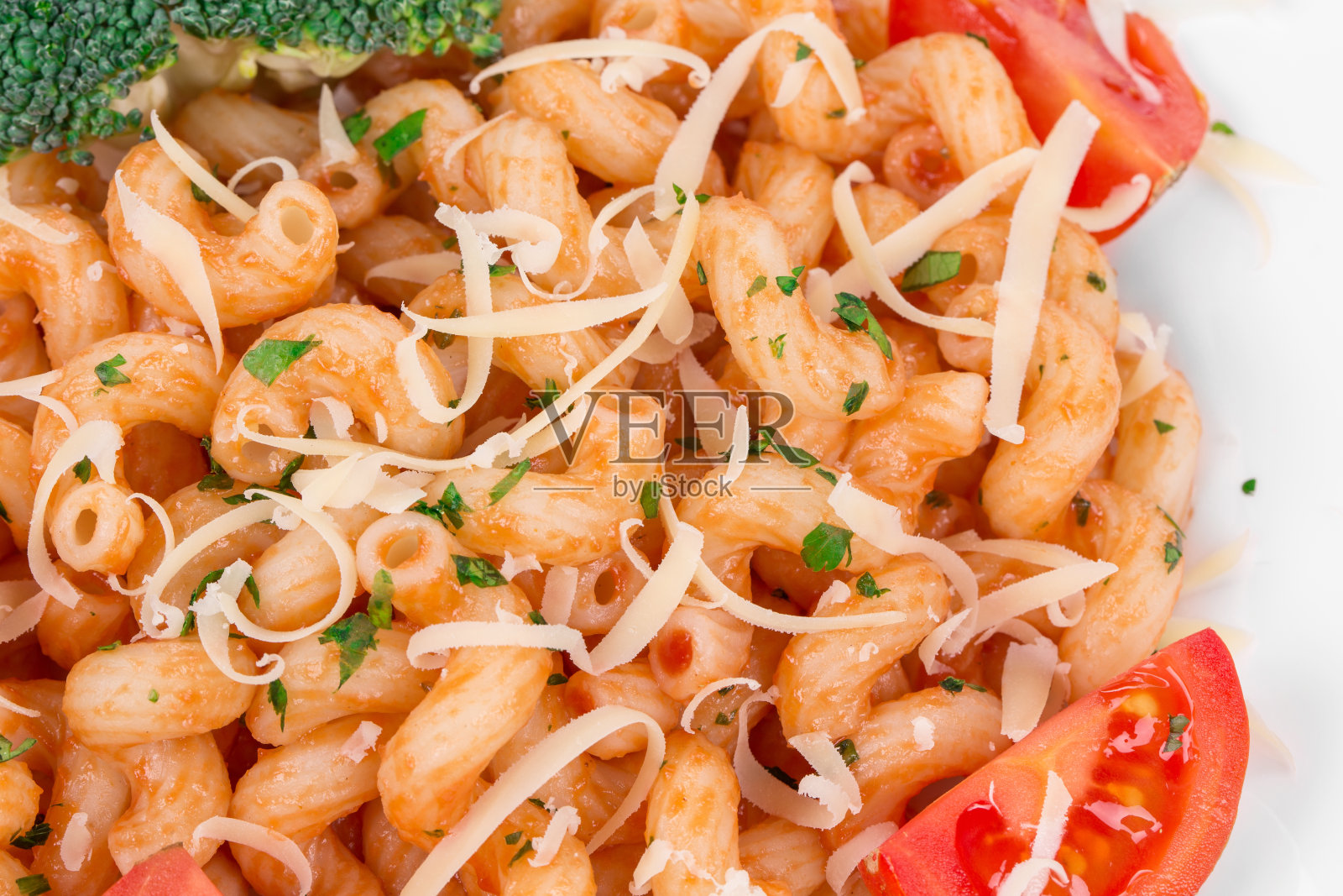 番茄香草卡瓦塔皮意面。照片摄影图片