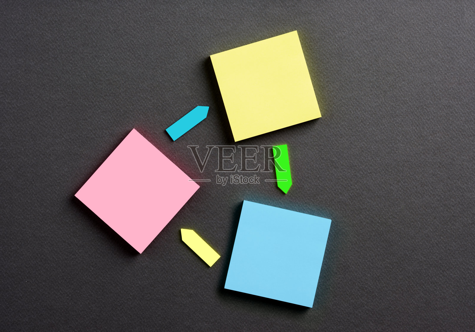 用箭头连接的空白或空的彩色笔记纸。照片摄影图片