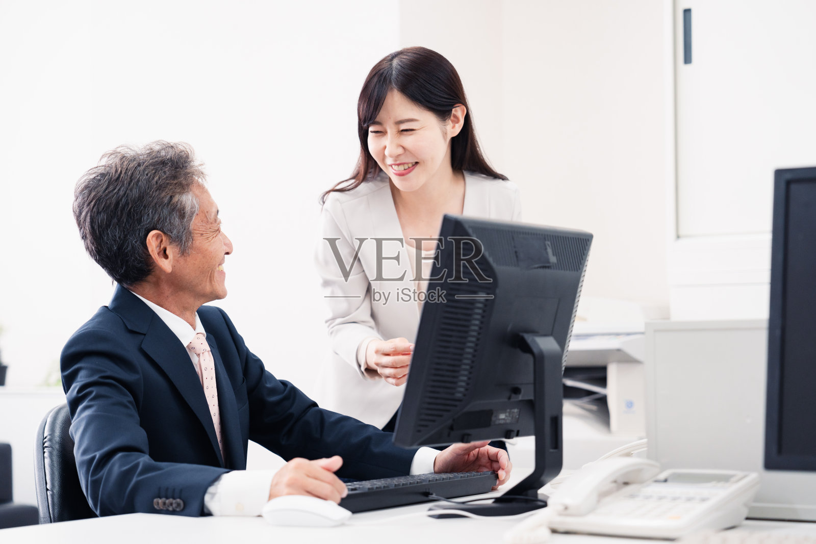 一位女下属向老板征求工作建议照片摄影图片