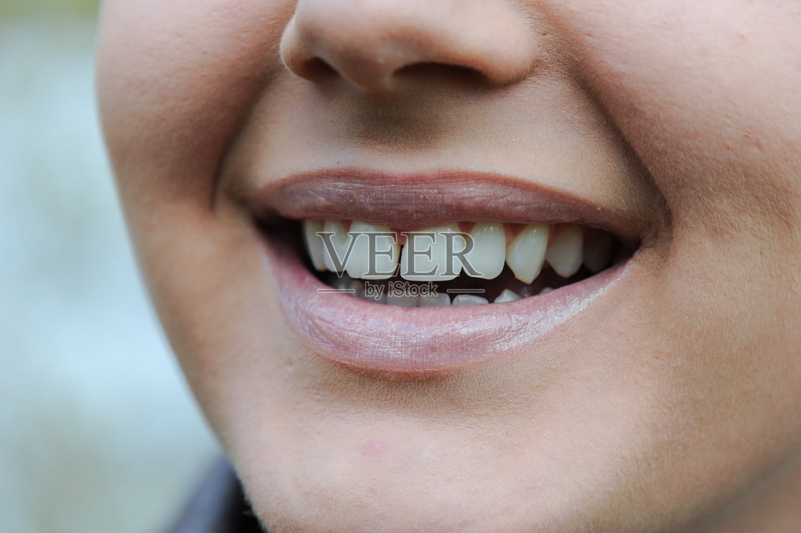 青少年的脸和嘴唇。快乐的微笑照片摄影图片