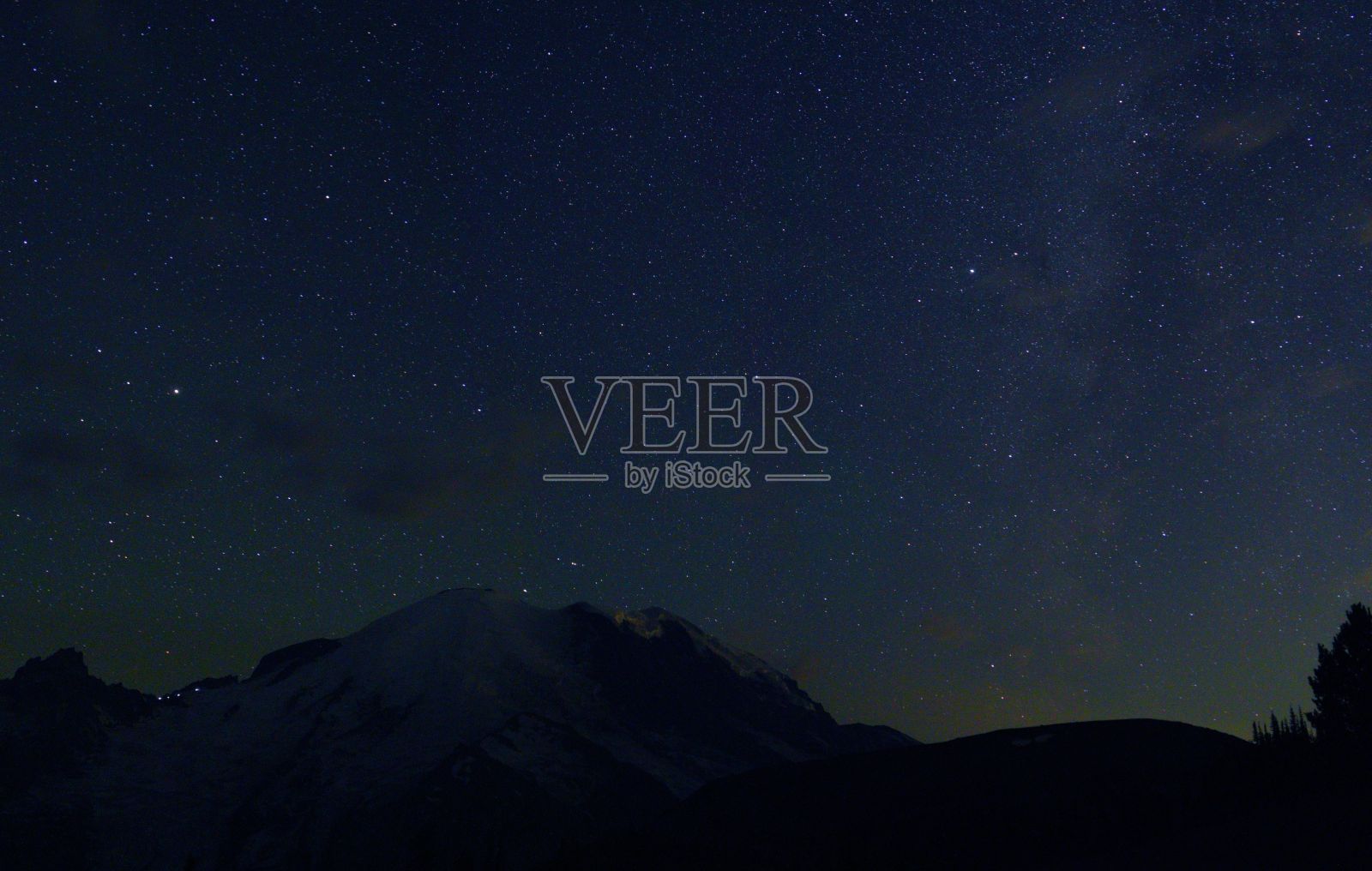 群山和树木之上的夜空布满了星星照片摄影图片