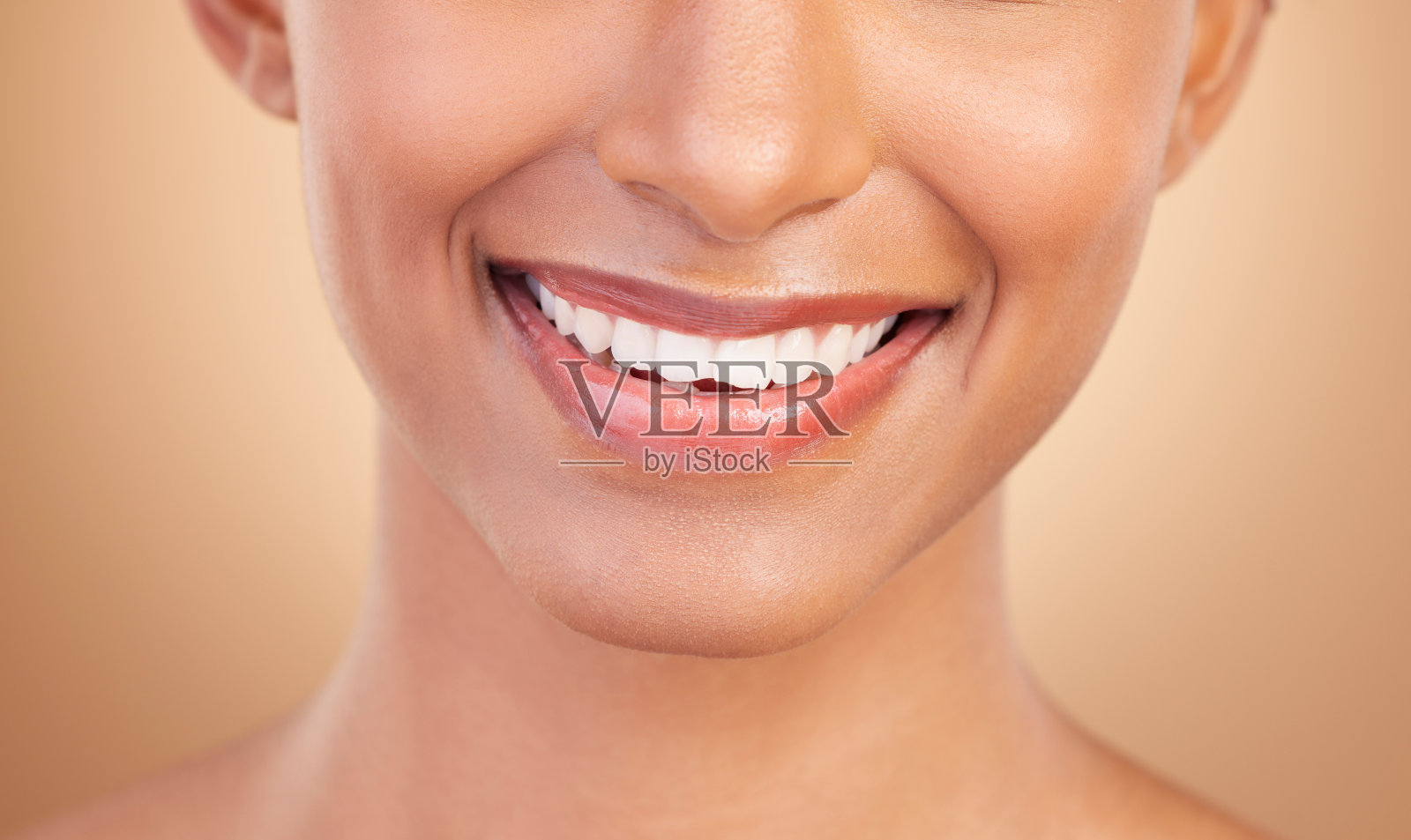 女人,微笑的牙齿和牙齿的美容和保健,脸和嘴的特写在工作室的背景。皮肤,光泽和美白与美容护理,健康和贴面,女性和口腔卫生照片摄影图片