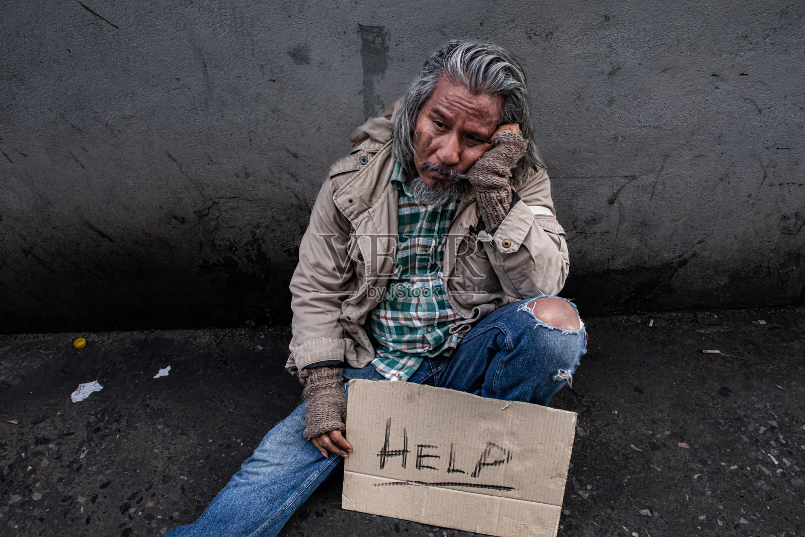 贫困流浪男子沮丧地举着求助标志,可怜的老人乞讨,被遗弃的绝望老人的社会经济问题,睡在人行道上的贫民照片摄影图片