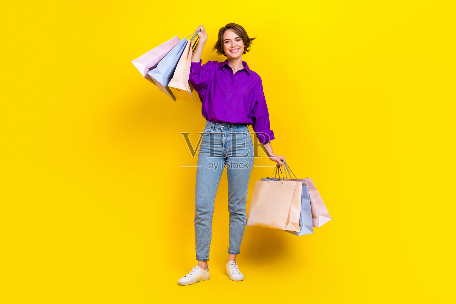 梦幻兴奋的女士穿着紫色衬衫上升便宜货的全长照片孤立的黄色背景照片摄影图片