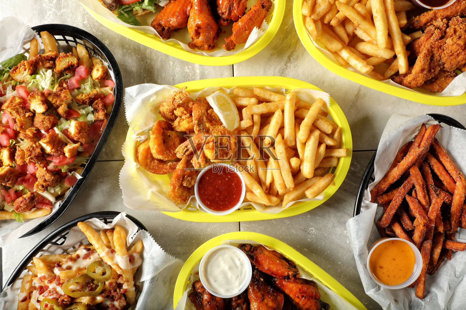 一组食物盘子放在桌上照片摄影图片