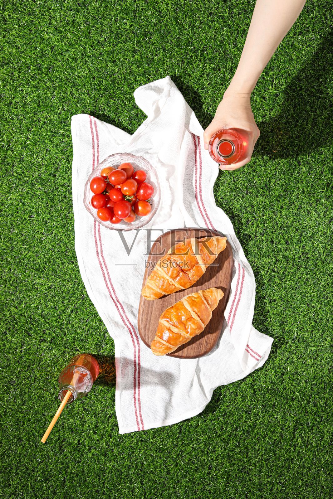 草地上野餐的俯视图,有羊角面包和其他糖果照片摄影图片