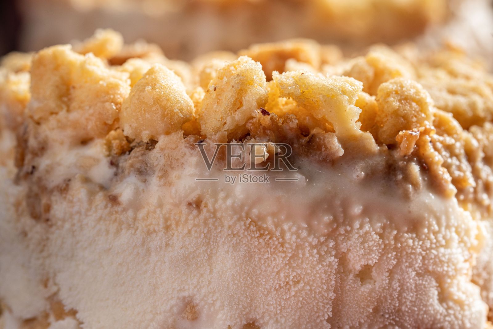 一个新鲜出炉的,易碎的美味冰淇淋蛋糕的特写照片摄影图片