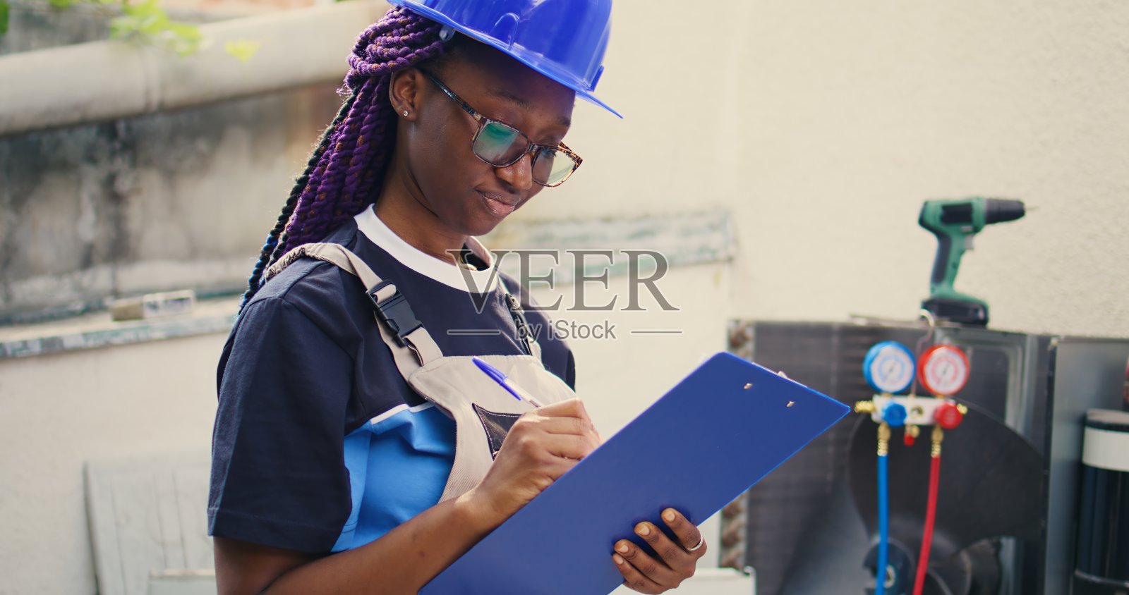 专家检查制冷剂液位照片摄影图片